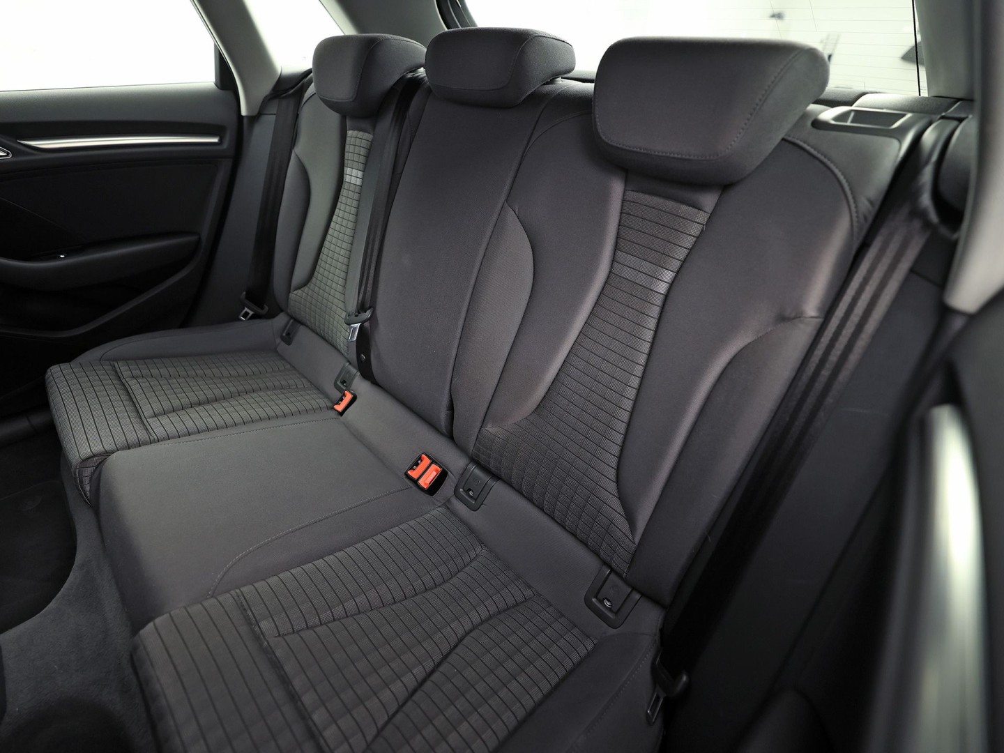 Audi A3 Sportback 1.0 TFSI Sport (GROOT NAVI, DYNAMISCHE KNIPPERLICHTEN, PARKEERSENSOREN, SPORTSTOELEN, CRUISE, LM VELGEN, BLUETOOTH, NIEUWSTAAT)