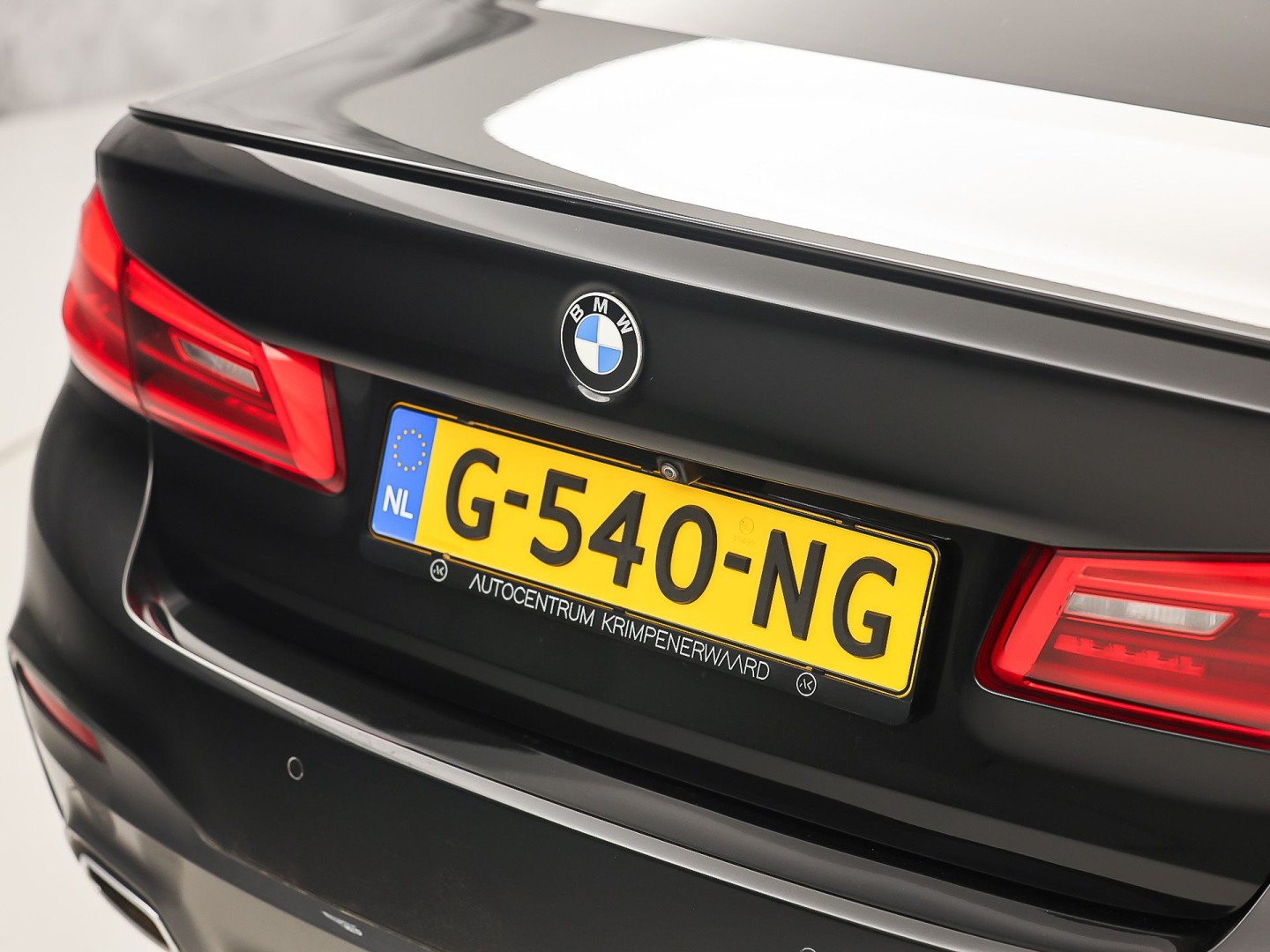 BMW 5-serie 520i M Sport High Executive 184Pk Automaat (GROOT NAVI, M PAKKET, 360 CAMERA, MEMORY SEATS, HARMAN/KARDON, STUUR/STOELVERWARMING, LUXE LEDER, HEAD-UP DISPLAY, GETINT GLAS, NIEUWSTAAT)