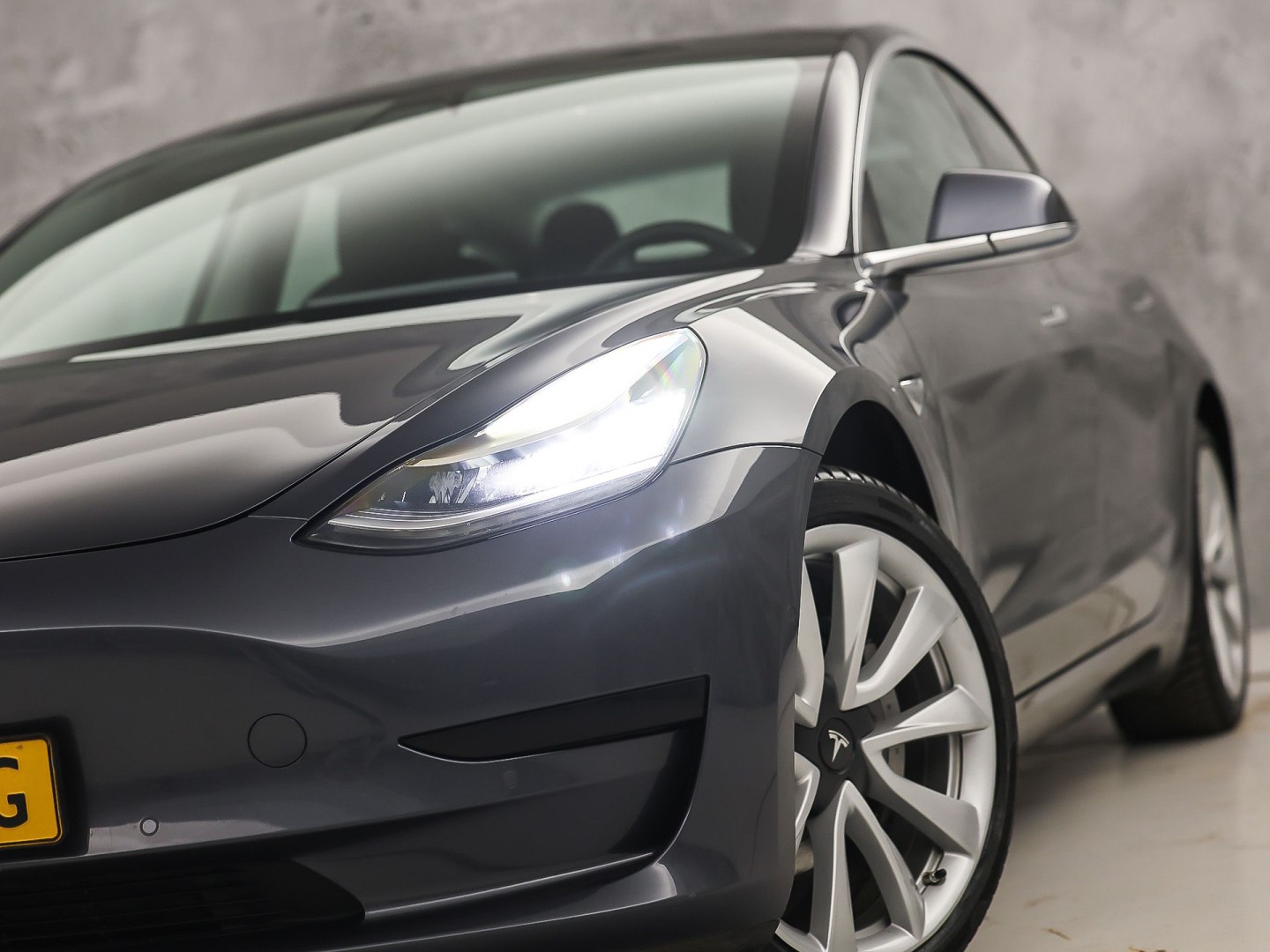 Tesla Model 3 Standard RWD Plus 60 kWh 283Pk Automaat (PANORAMADAK, AUTOPILOT, SOH 85,7%, LEDER, CAMERA, MEMORY SEATS, NAVIGATIE, NIEUWSTAAT)