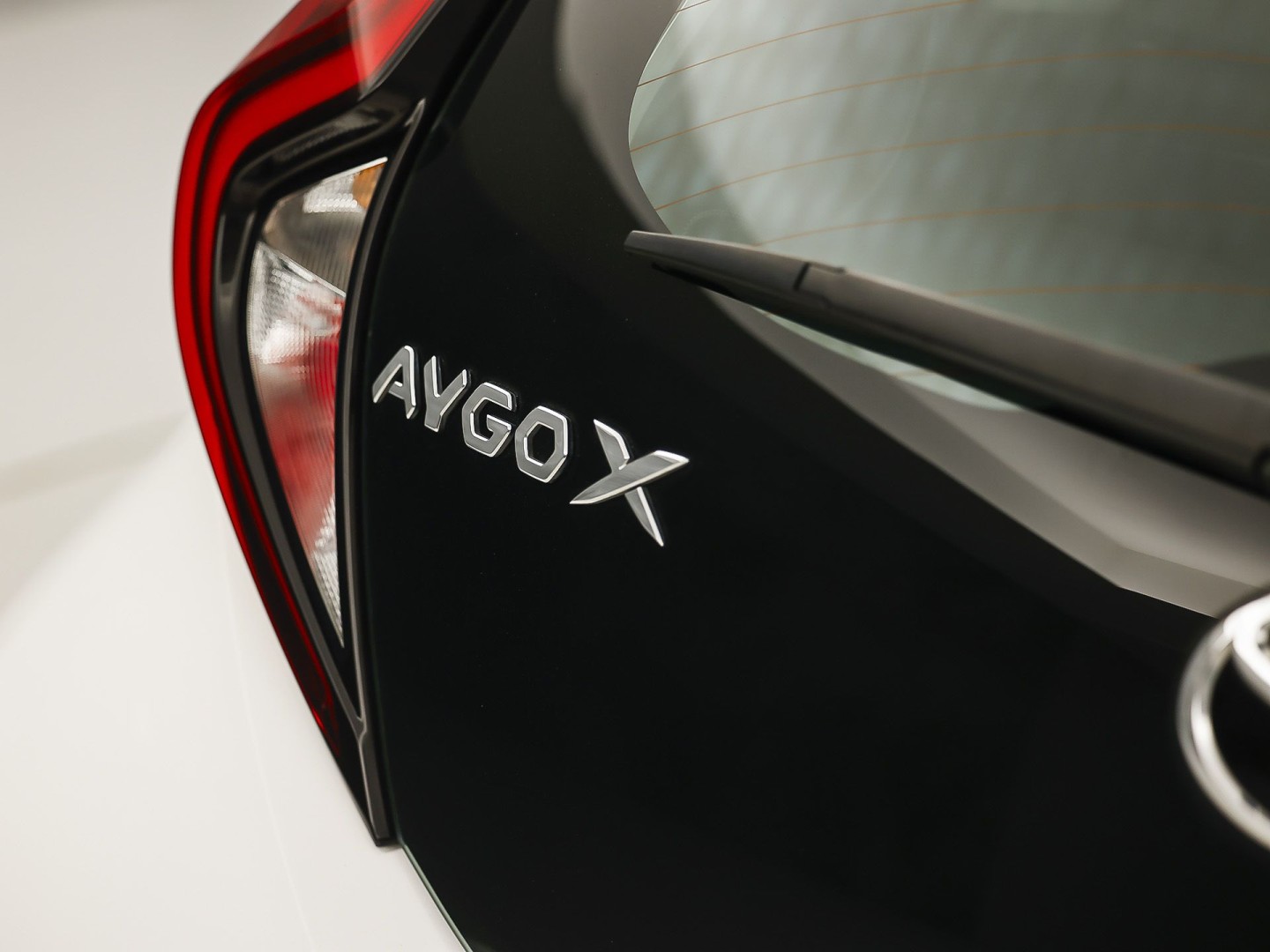 Toyota Aygo 1.0 VVT-i MT Play (APPLE CARPLAY, NAVIGATIE, ADAPTIVE CRUISE, SPORTSTOELEN, LANE ASSIST, CAMERA, NIEUWSTAAT)