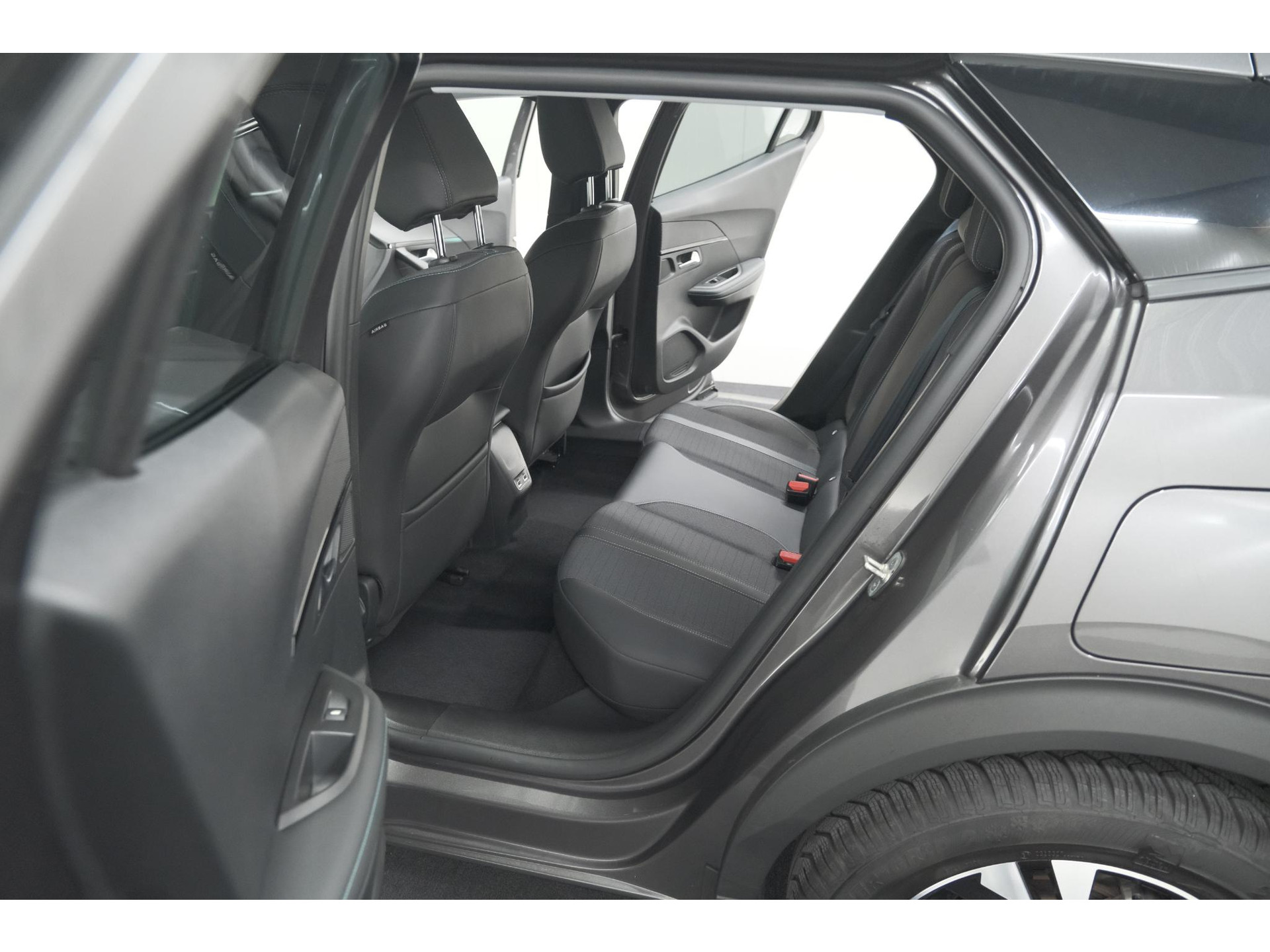 Peugeot 2008 PureTech 130 EAT8 Allure Pack | Trekhaak | Camera | Navigatie | Parkeersensoren