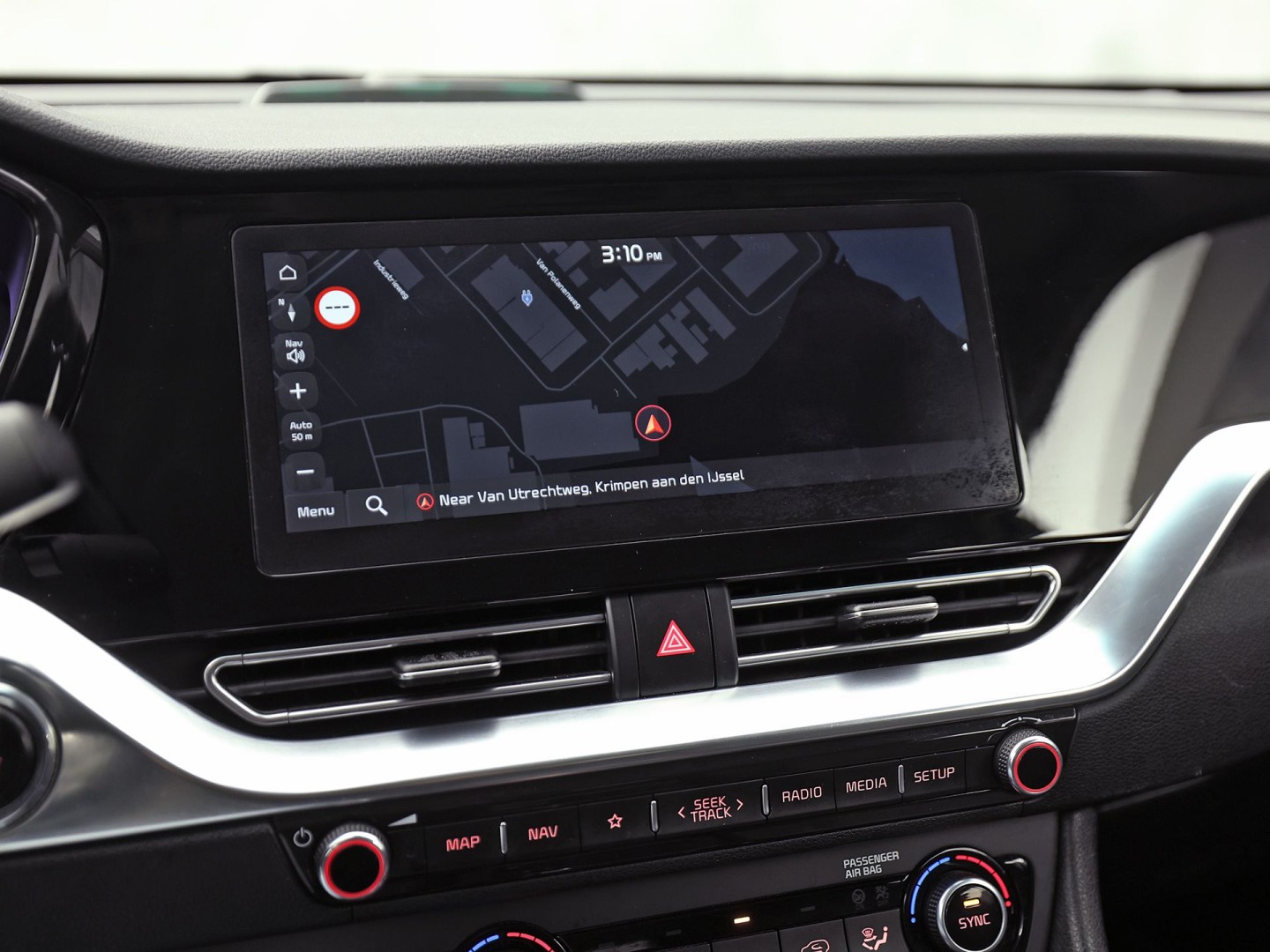 Kia Niro 1.6 GDi PHEV DynamicPlusLine Automaat (APPLE CARPLAY, GROOT NAVI, STUUR/STOELVERWARMING, CAMERA, TREKHAAK, SPORTSTOELEN, GETINT GLAS, ADAPTIVE CRUISE, NIEUWSTAAT)