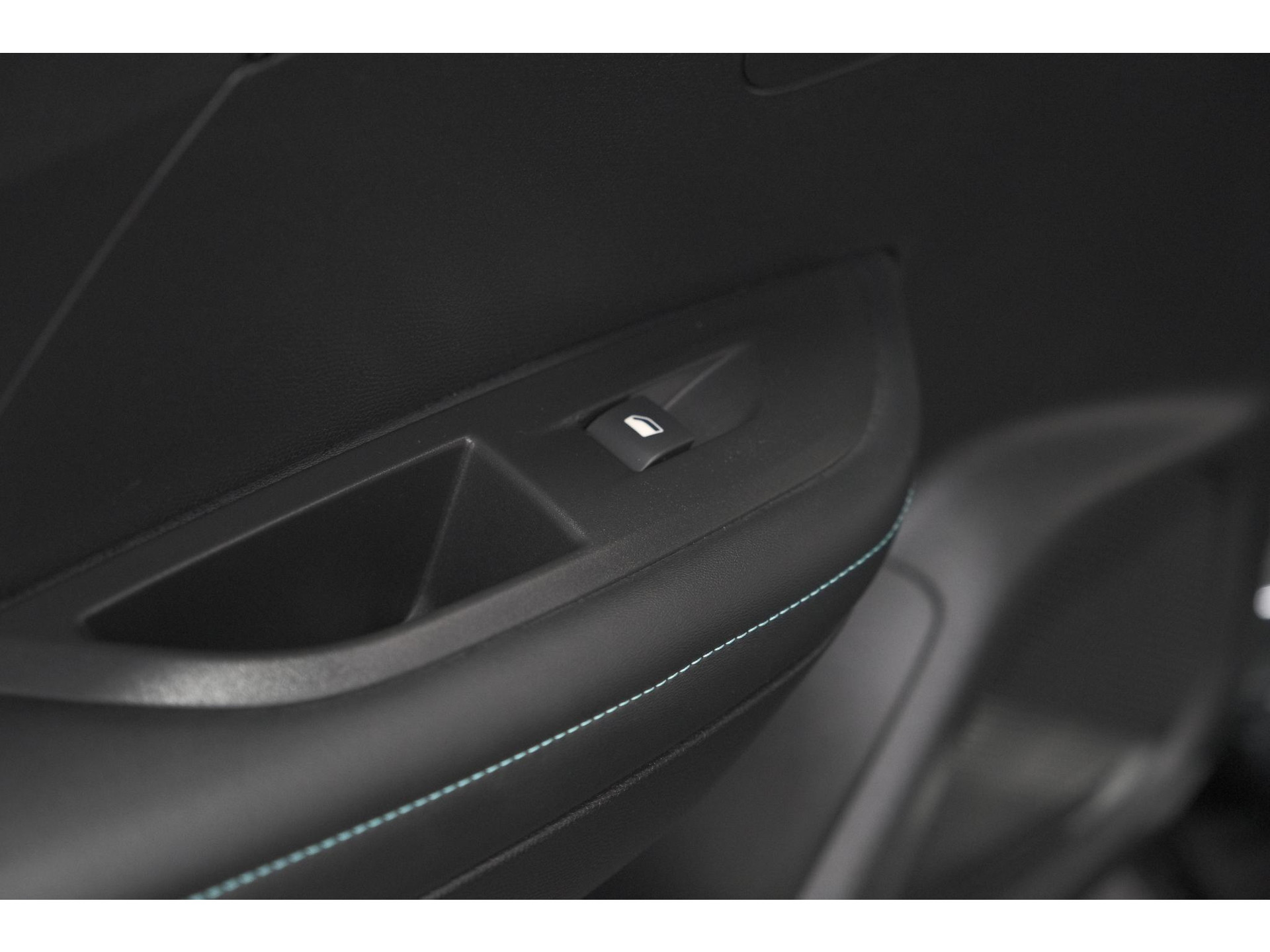 Peugeot 2008 PureTech 130 EAT8 Allure | Trekhaak | Camera | Navigatie | Apple Carplay