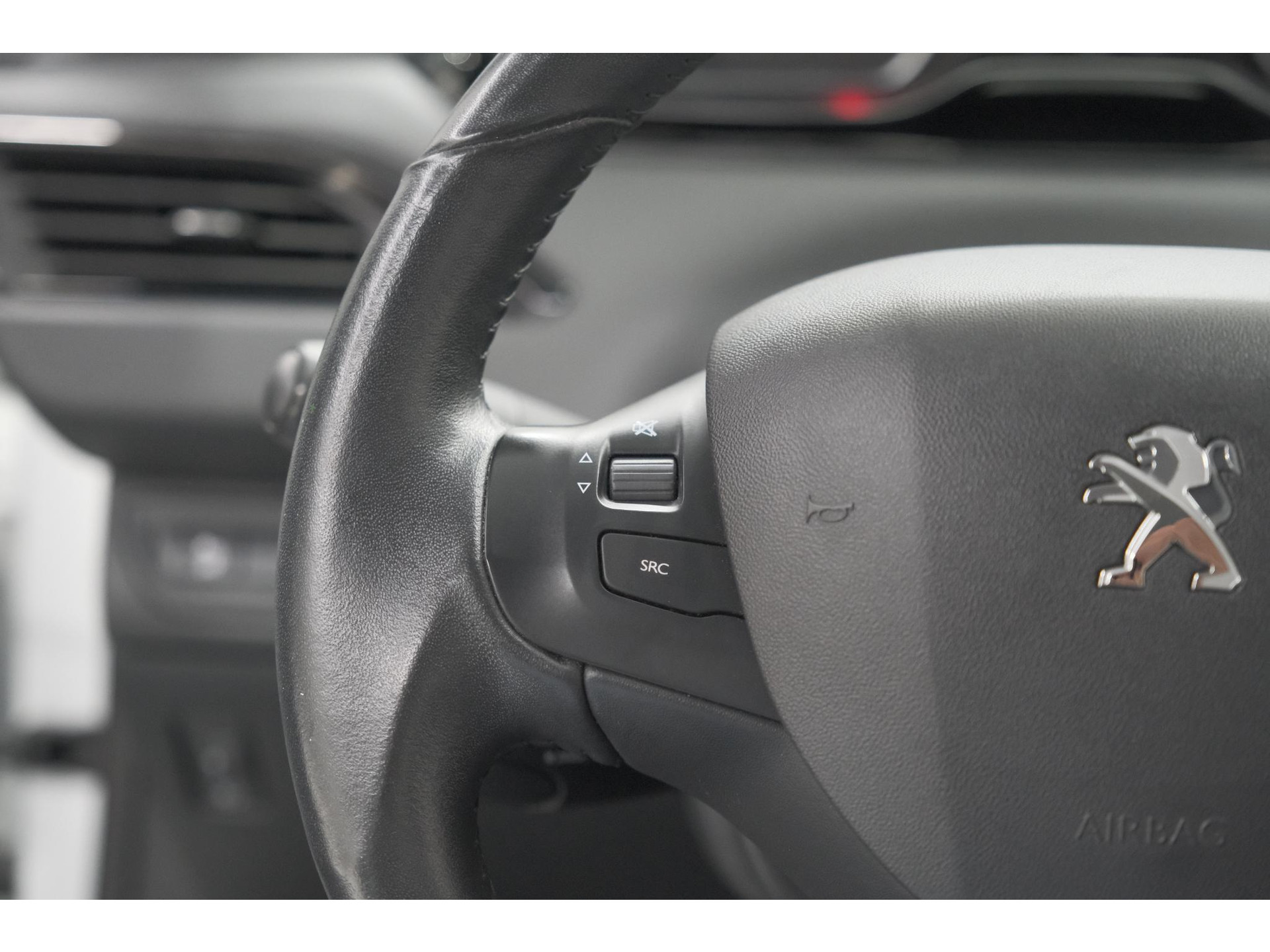 Peugeot 208 PureTech 82 Signature | Parkeersensoren | Apple Carplay | Pack Connect | Armsteun