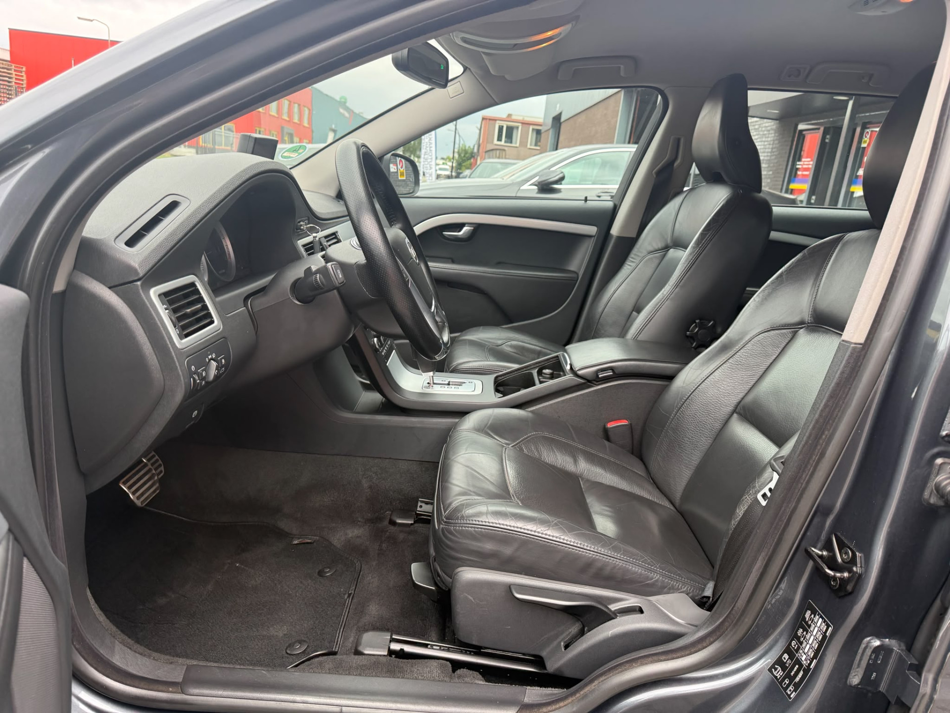 Volvo V70 2.0T R-Edition | 3E EIGENAAR | AUTOMAAT | LEDER | NAVI | XENON | CRUISE | TREKHAAK |