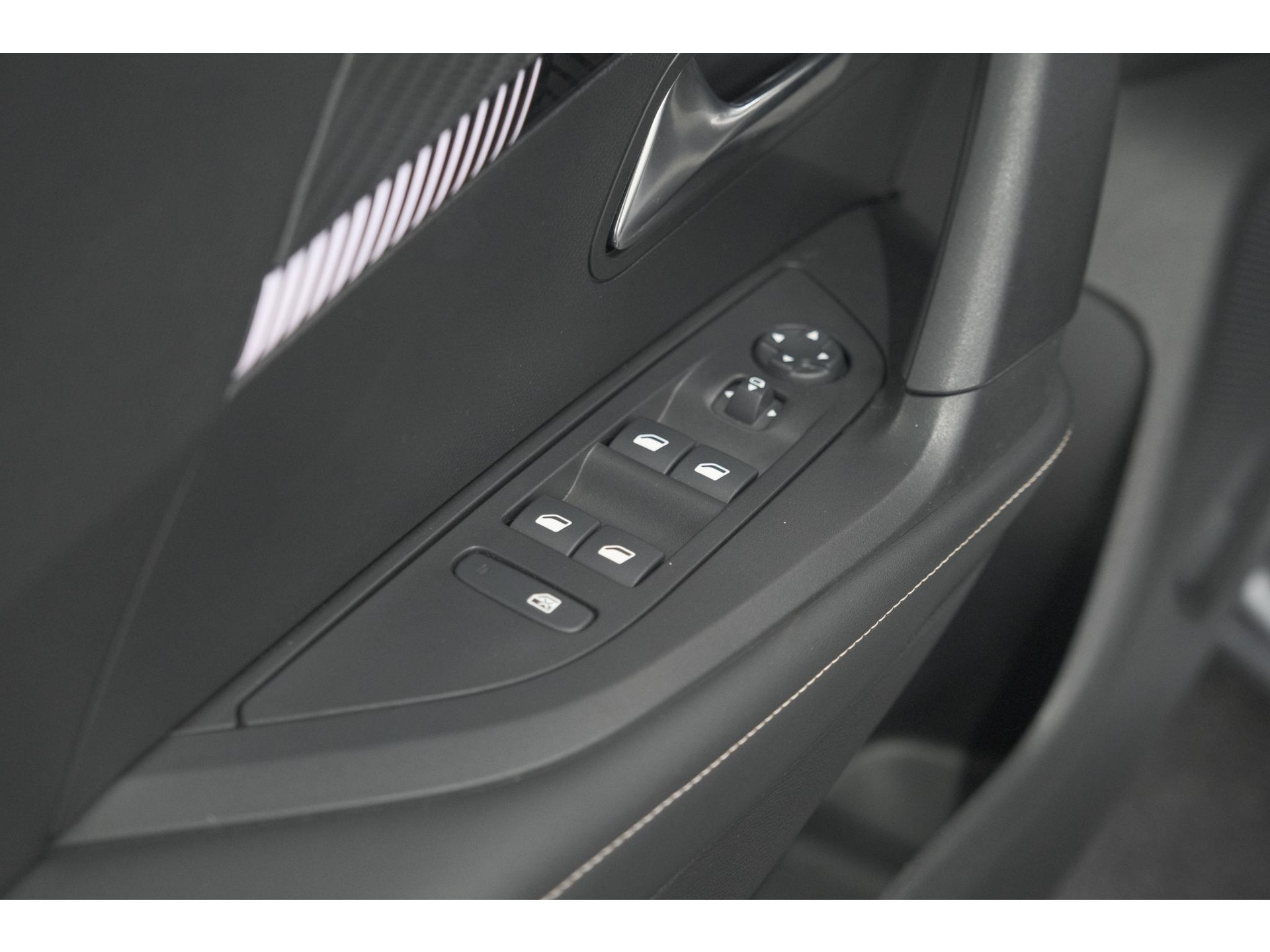 Peugeot 2008 PureTech 130 EAT8 Allure | Camera | Navigatie | Parkeersensoren | Apple Carplay