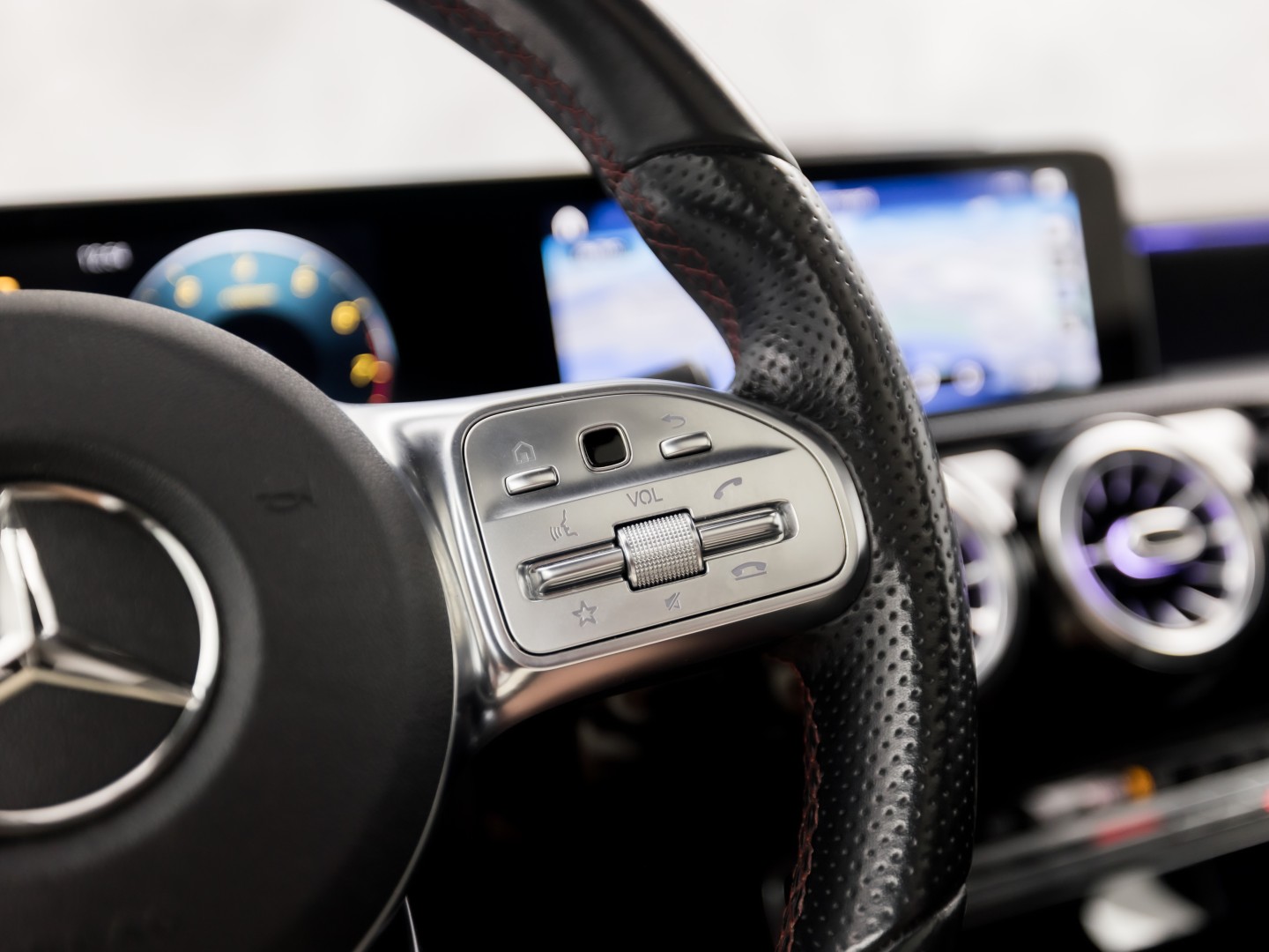 Mercedes-Benz A-Klasse 250 AMG Sport 224Pk Automaat (PANORAMADAK, MEMORY SEATS, 360 CAMERA, BURMESTER, GROOT NAVI, SFEERVERLICHTING, WIDESCREEN, ADAPTIVE CRUISE, NIEUWSTAAT)