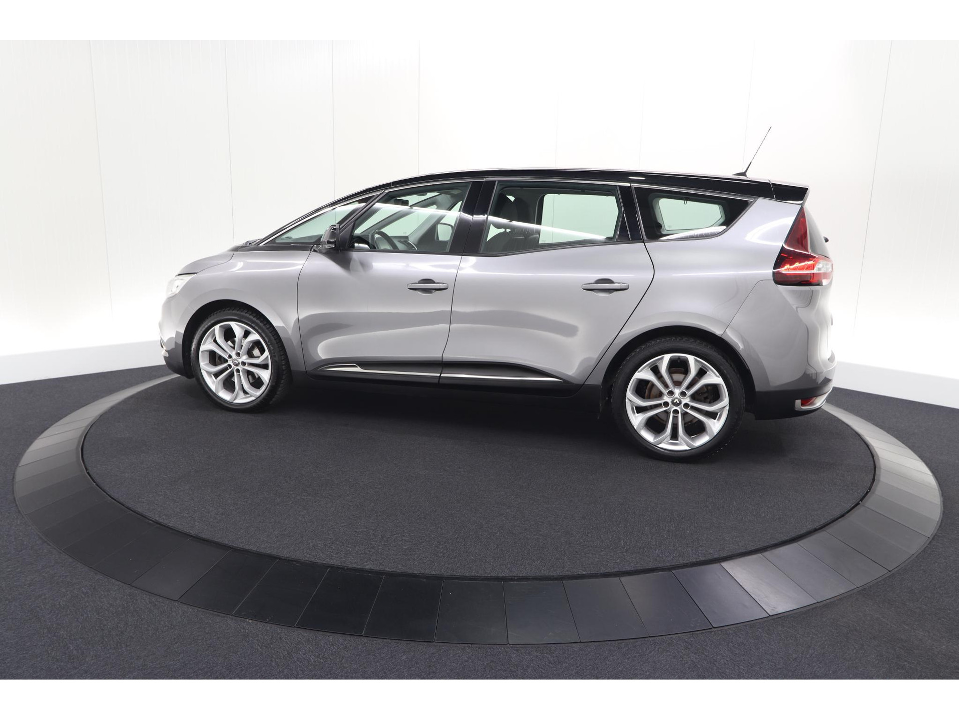 Renault Grand Scénic 1.3 Intens TCe 140 EDC | 7 Zitplaatsen | Apple Carplay | Camera | Parkeersensoren voor + achter