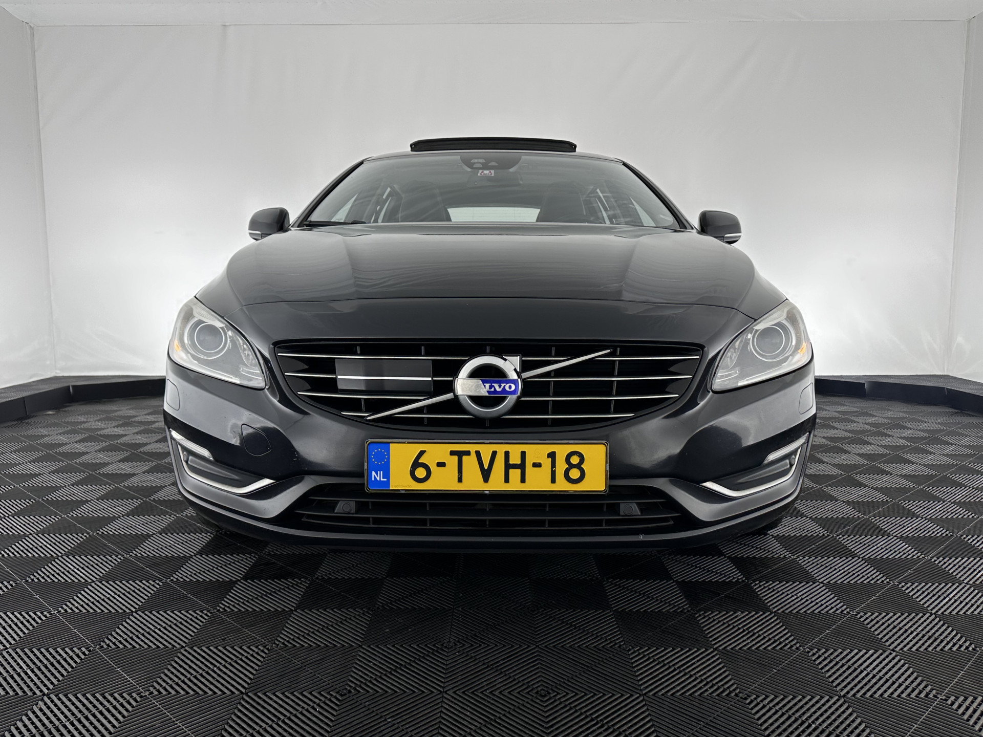 Volvo V60 2.4 D6 AWD Hybrid Summum ( Plug-In) Aut. *PANO | BI-XENON | LEATHER | PREMIUM-SOUND-AUDIO | NAVI-FULLMAP | MEMORY-PACK | ADAPTIVE-CRUISE | CAMERA | HEATED-SPORTSEATS | TOWBAR | BLINDSPOT | 18"ALU*