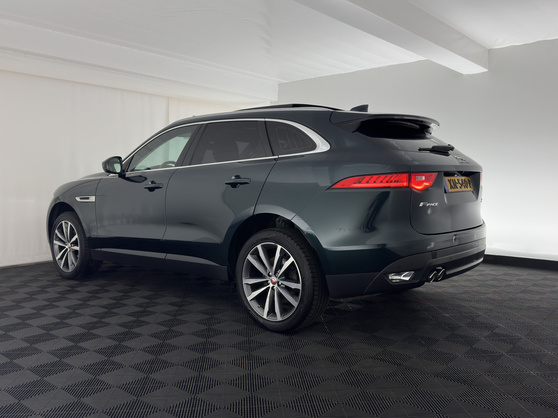 Jaguar F-PACE 2.0 Portfolio AWD 20d Aut. *PANO | DIGI-COCKPIT | XENON | LEATHER | KEYLESS | MERIDIAN-SOUND | NAVI-FULLMAP | ECC | PDC | CRUISE | 19''ALU*