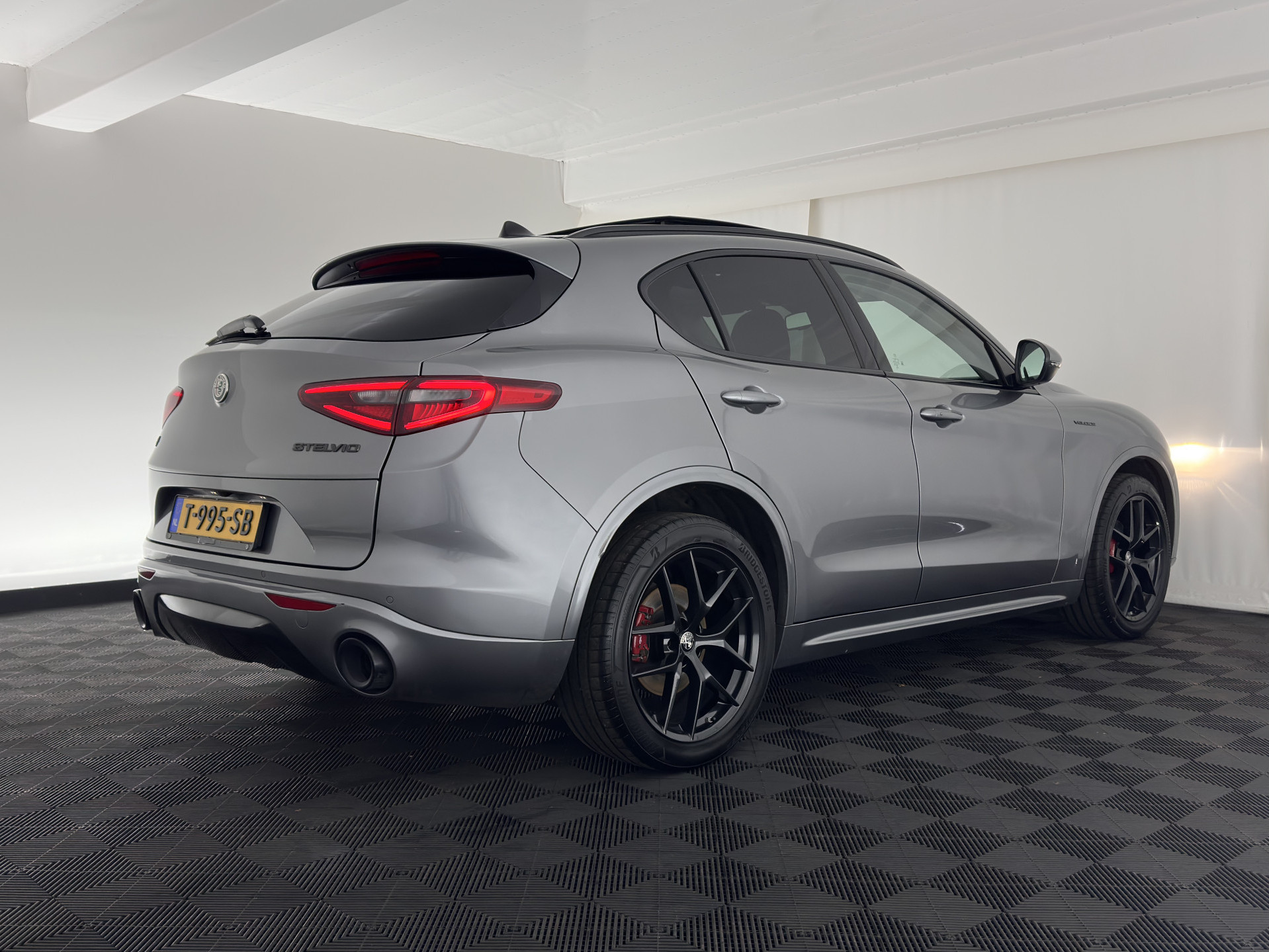 Alfa Romeo Stelvio 2.0 T Veloce AWD B-Tech Business Edition Aut. *PANO | LEATHER | XENON | ADAPTIVE-CRUISE | MEMORY-PACK | BLIND-SPOT | HEATED-SPORTSEATS | CAMERA | DAB+ | KEYLESS | SHIFT-PADDLES | PRIVACY-GLASS | NAVI-FULLMAP | TOWBAR | 20''