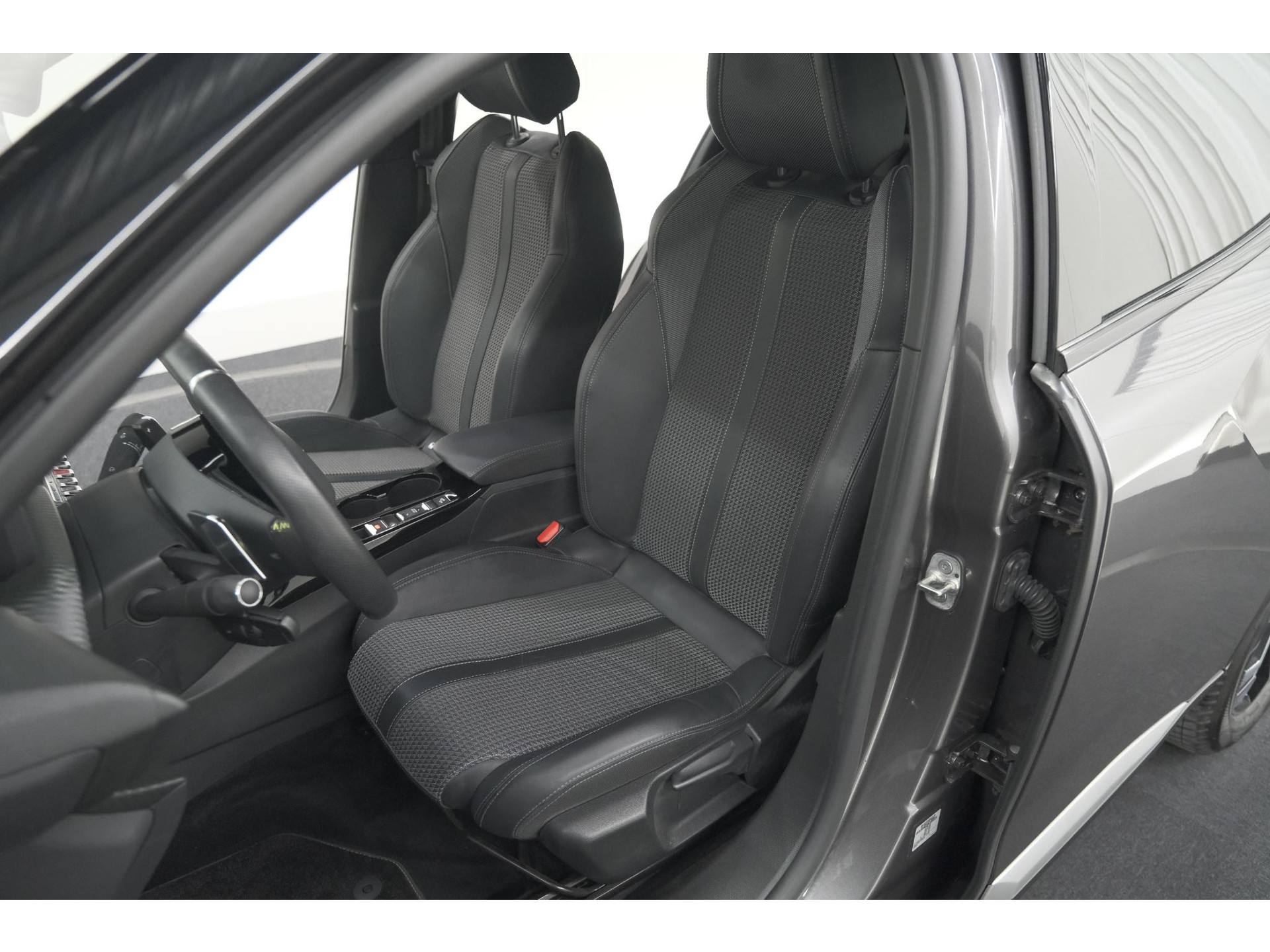 Peugeot 2008 PureTech 130 EAT8 GT | Camera | Dodehoekdetectie | Apple Carplay | Pack Winter