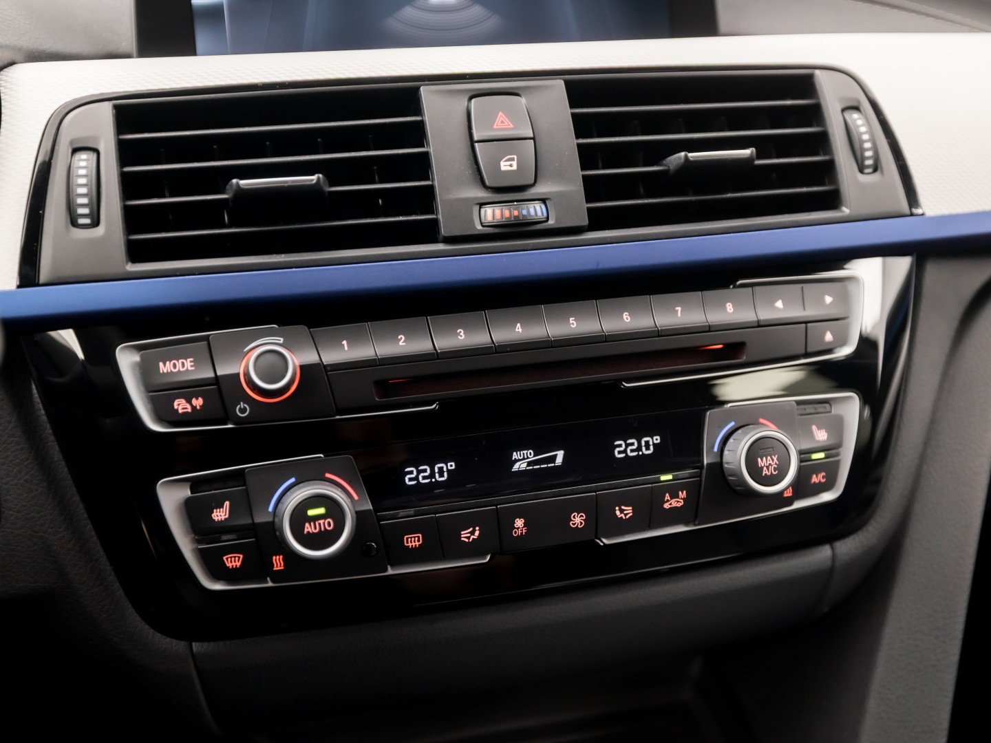 BMW 3 Serie 320i M Sport High Executive 184Pk Automaat (GROOT NAVI, DEALER ONDERHOUDEN, CLIMATE, LEDER, STOELVERWARMING, SPORTSTOELEN, PARKEERSENSOREN, GETINT GLAS, NIEUWSTAAT)