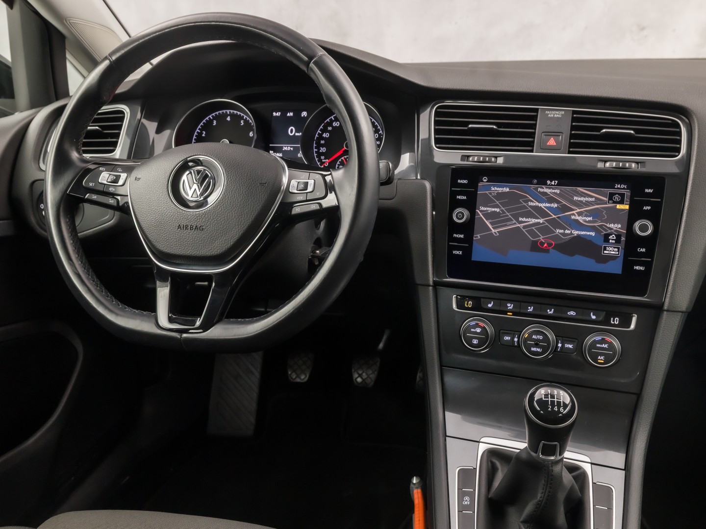 Volkswagen Golf 1.0 TSI Sportline (APPLE CARPLAY, GROOT NAVI, ALCANTARA, DYNAMISCHE KNIPPERLICHTEN, SPORTSTOELEN, STOELVERWARMING, ADAPTIVE CRUISE, PARKEERSENSOREN, NIEUWSTAAT)