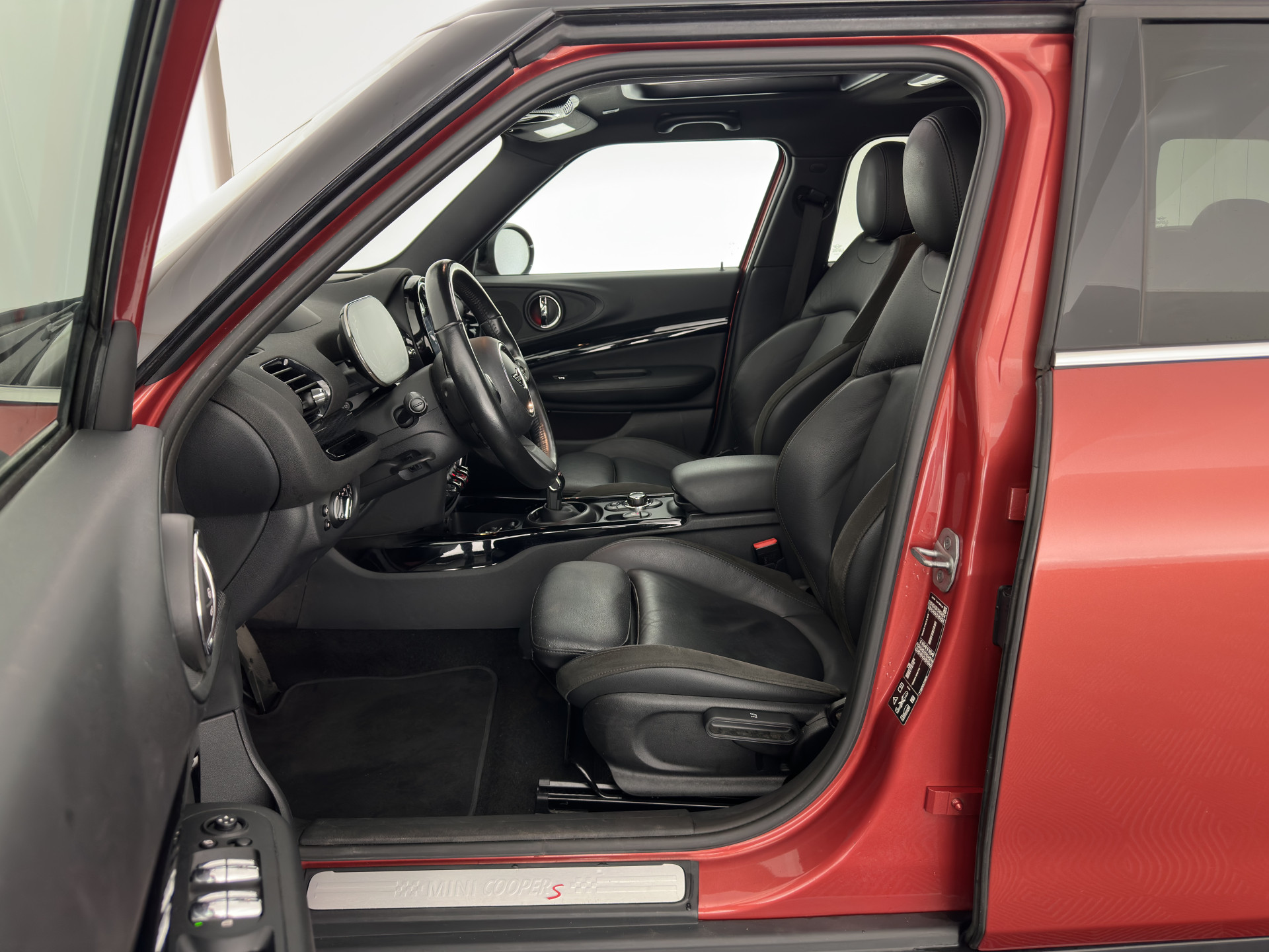 MINI Mini Clubman 2.0 Cooper S ALL4  Premier Plus JCW (INCL-BTW) Aut * PANO | LEATHER | FULL-LED | HEATED-SPORTSEATS | DIGI-COCKPIT | AMBIENT-LIGHT | PRIVACY-GLASS | HEAD-UP | PDC | CAMERA | DAB  | KEYLESS | TOWBAR | 18"ALU*