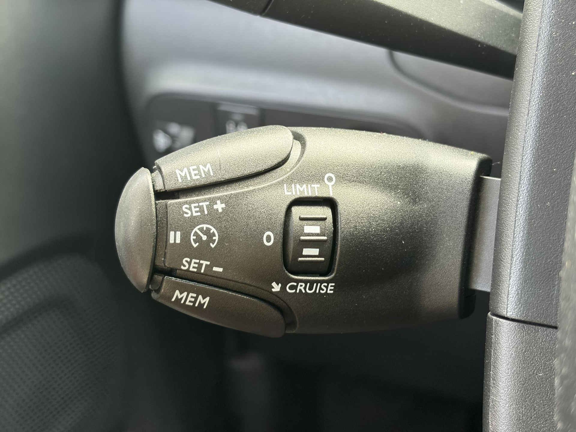 Citroen C3 1.2 PureTech Shine ✓Dealer Onderhouden✓2e Eigenaar✓Carplay✓Camera✓Navi✓Clima✓Cruise✓Pdc V+A✓Keyless✓Halfleder✓Trekhaak✓Rijstrooksensor✓Dodehoeksensor✓17'' Lm velgen✓N.A.P✓Nieuwe Apk bij Aflevering