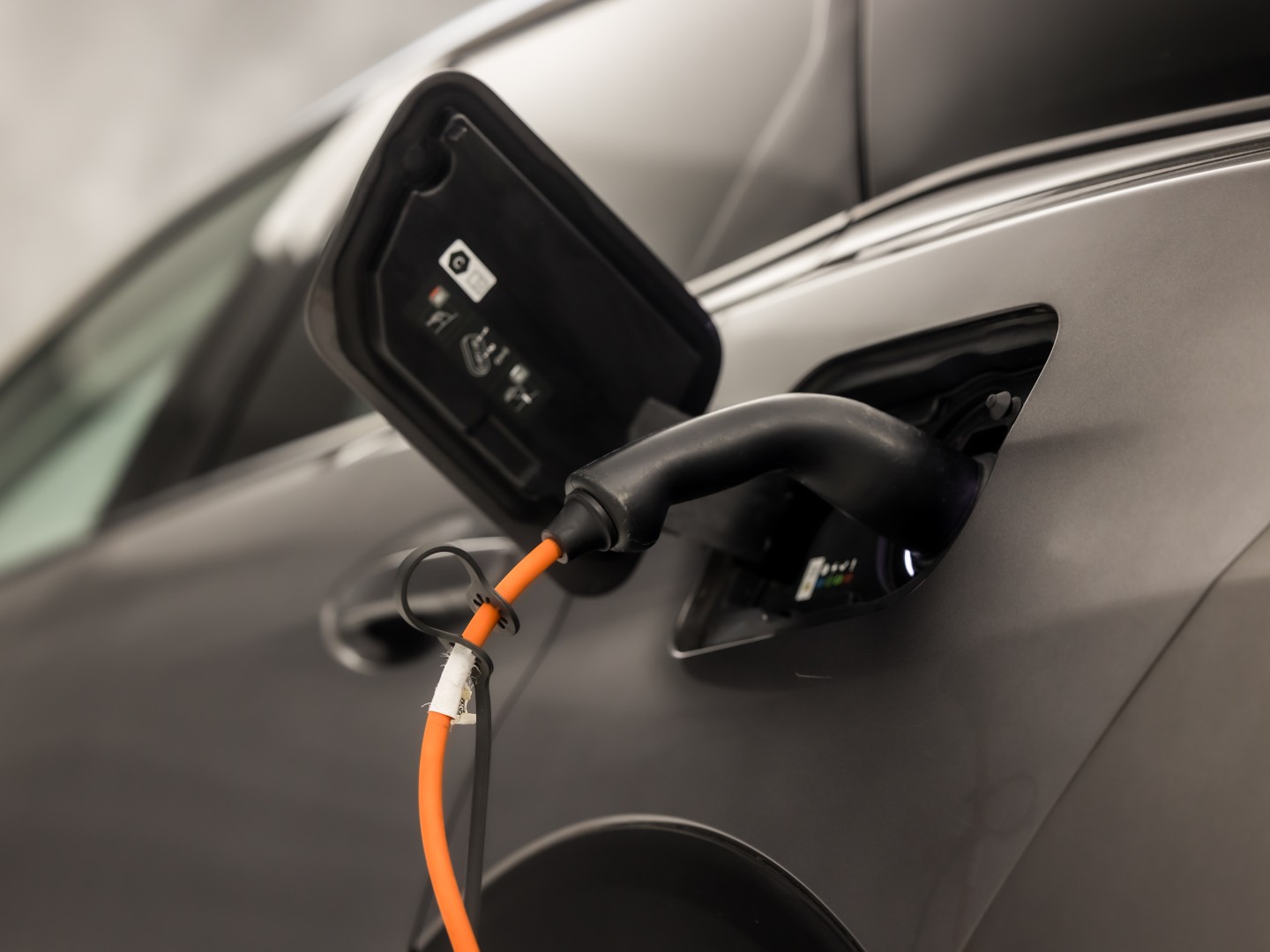 Peugeot 3008 1.6 HYbrid 225 Allure Sport 225Pk Automaat (APPLE CARPLAY, GROOT NAVI, 360 CAMERA, LEDER, KEYLESS, SPORTSTOELEN, GETINT GLAS, LANE ASSIST, NIEUWSTAAT)