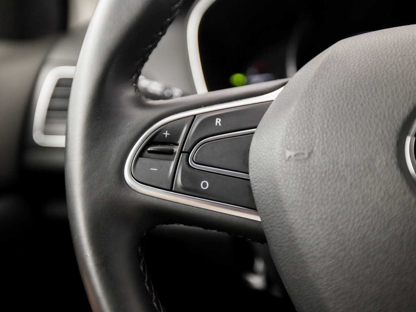 Renault Mégane Estate 1.2 TCe Bose Sport (APPLE CARPLAY, NAVIGATIE, LEDER, CAMERA, GETINT GLAS, SPORTSTOELEN, PARKEERSENSOREN, CRUISE, NIEUWSTAAT)