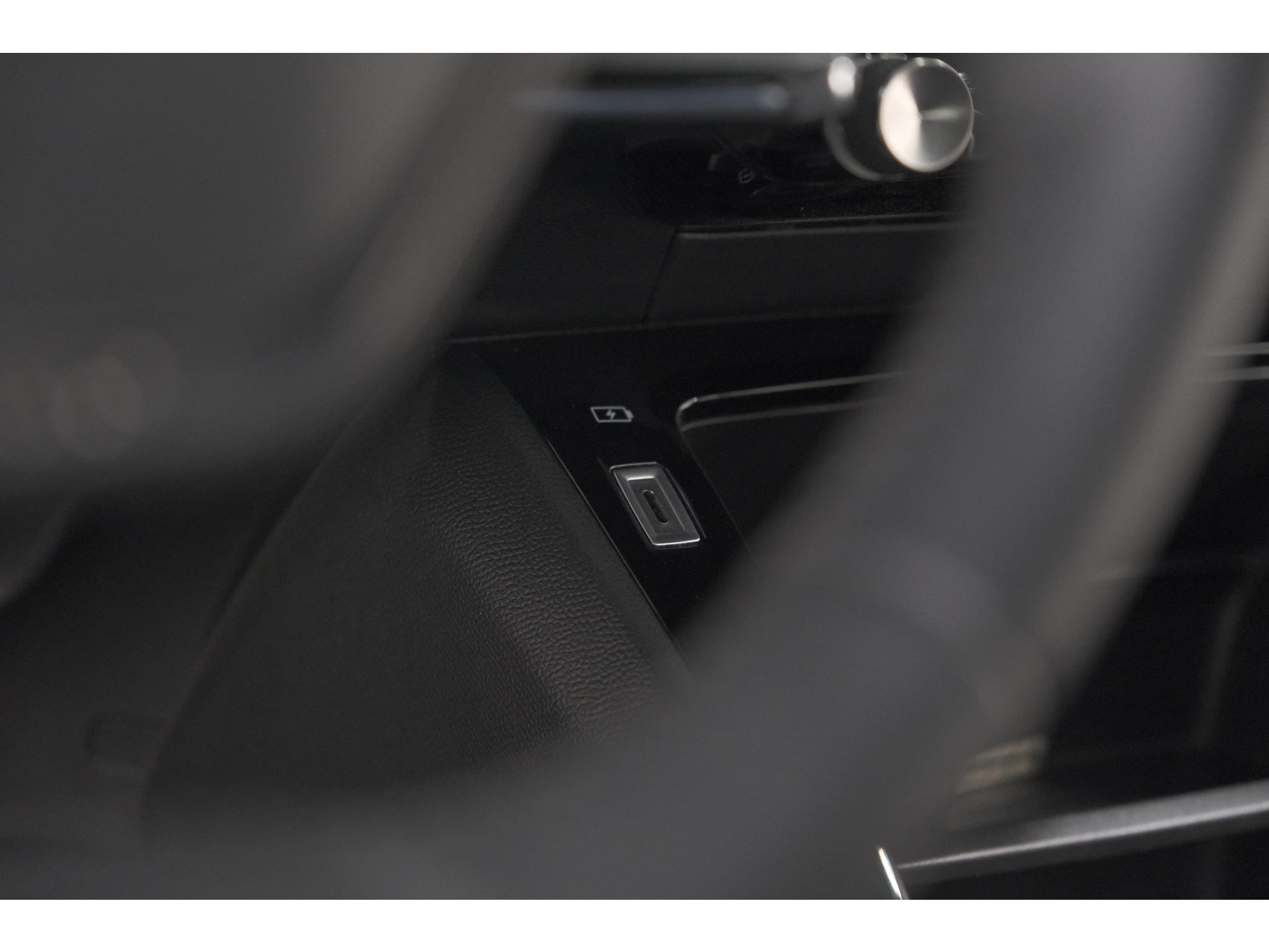 Peugeot 2008 PureTech 130 EAT8 Active | Parkeersensoren | Navigatie | Apple Carplay