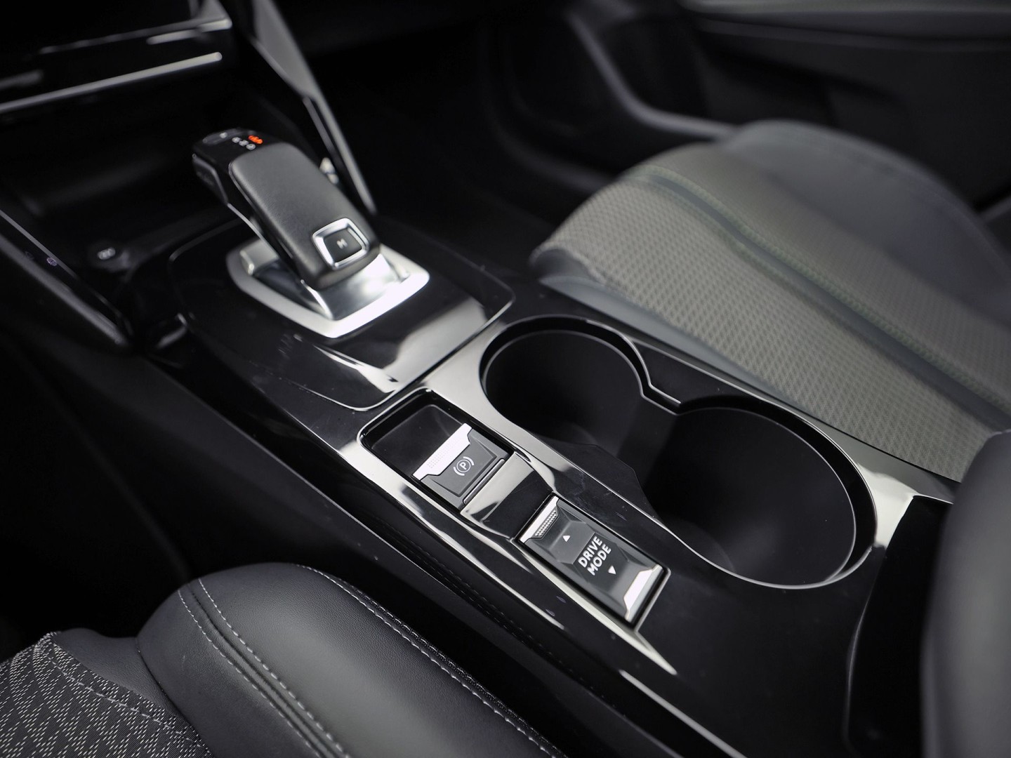 Peugeot 208 1.2 PureTech GT-Line Automaat (VIRTUAL COCKPIT, APPLE CARPLAY, GROOT NAVI, LEDER, 360 CAMERA, SPORTSTOELEN, GETINT GLAS, LM VELGEN, LANE ASSIST, NIEUWSTAAT)