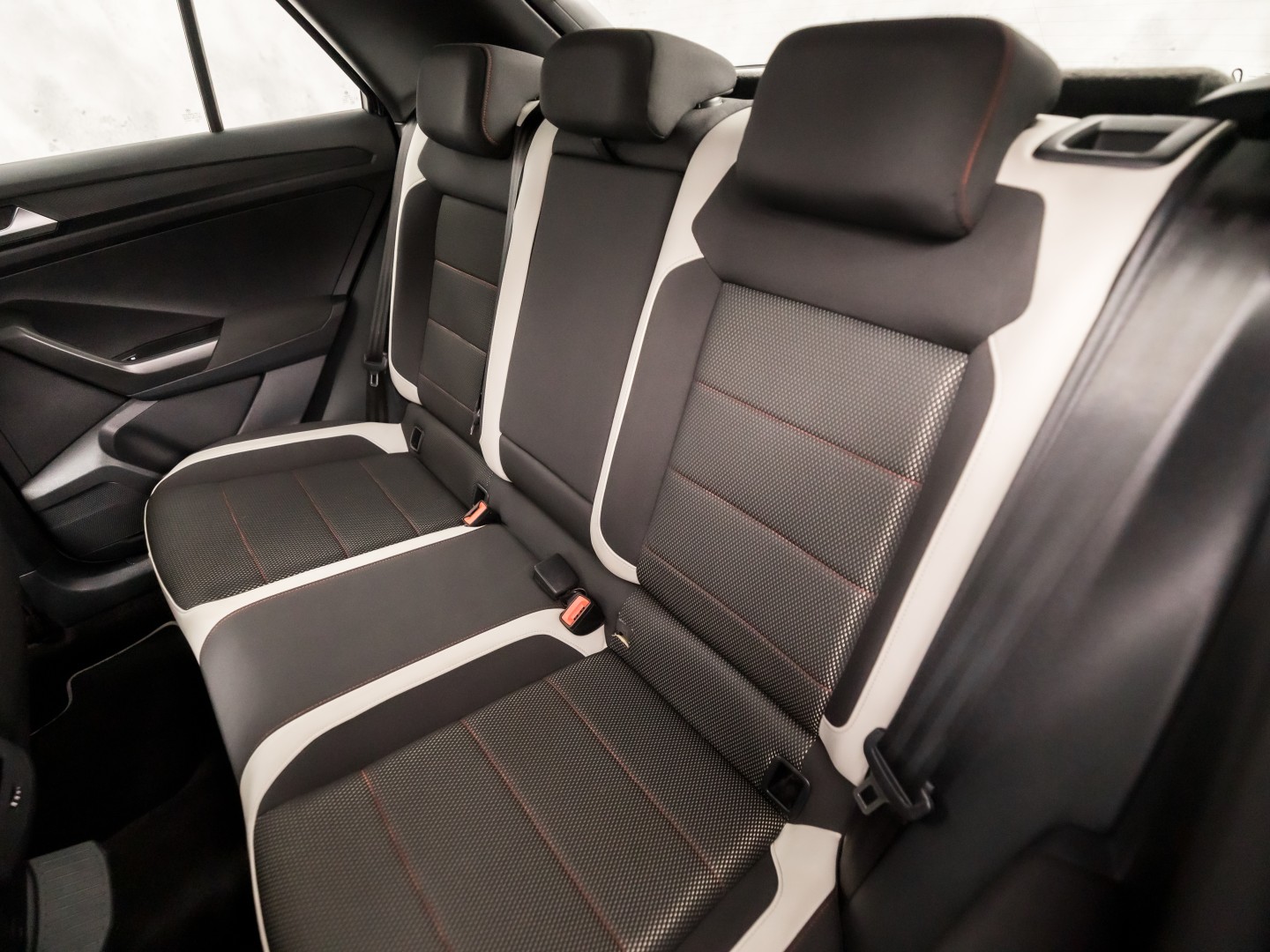 Volkswagen T-Roc 2.0 TSI 4Motion Sport R 190Pk Automaat (VIRTUAL COCKPIT, APPLE CARPLAY, STUUR/STOELVERWARMING, CAMERA, SPORTSTOELEN, GETINT GLAS, ELEK ACHTERKLEP, KEYLESS, NIEUWSTAAT)