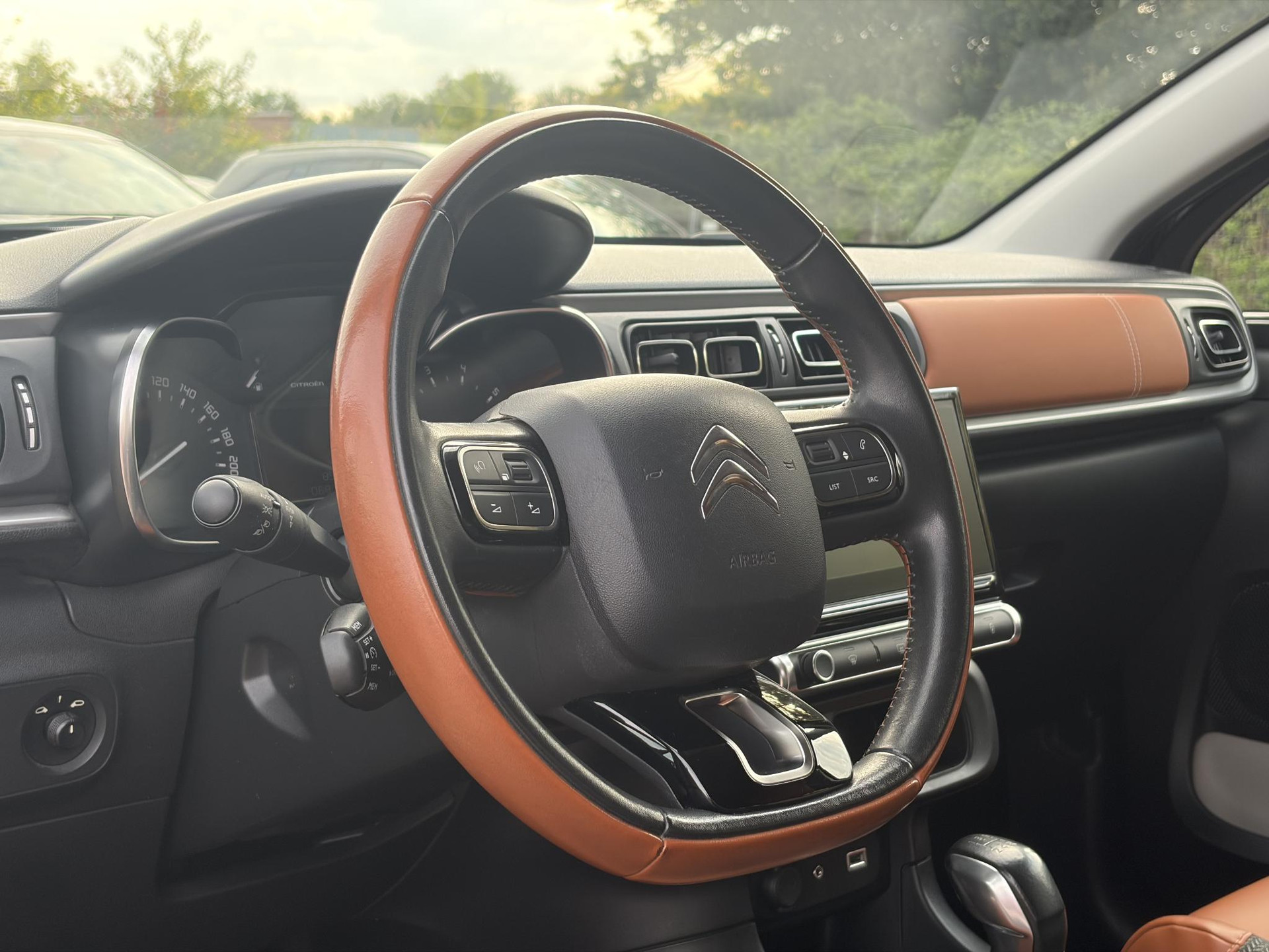 Citroen C3 1.2 PureTech Shine ✓Dealer Onderhouden✓2e Eigenaar✓Carplay✓Camera✓Navi✓Clima✓Cruise✓Pdc V+A✓Keyless✓Halfleder✓Trekhaak✓Rijstrooksensor✓Dodehoeksensor✓17'' Lm velgen✓N.A.P✓Nieuwe Apk bij Aflevering