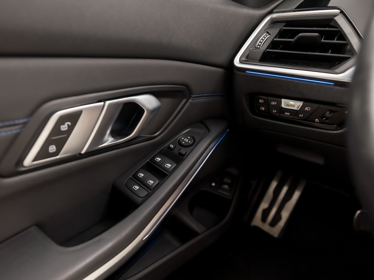 BMW 3 Serie 330e M Sport High Executive 292Pk Automaat (PANORAMADAK, M PAKKET, APPLE CARPLAY, CAMERA, LEDER/ALCANTARA, SFEERVERLICHTING, GETINT GLAS, ELEK ACHTERKLEP, STOELVERWARMING, NIEUWSTAAT)
