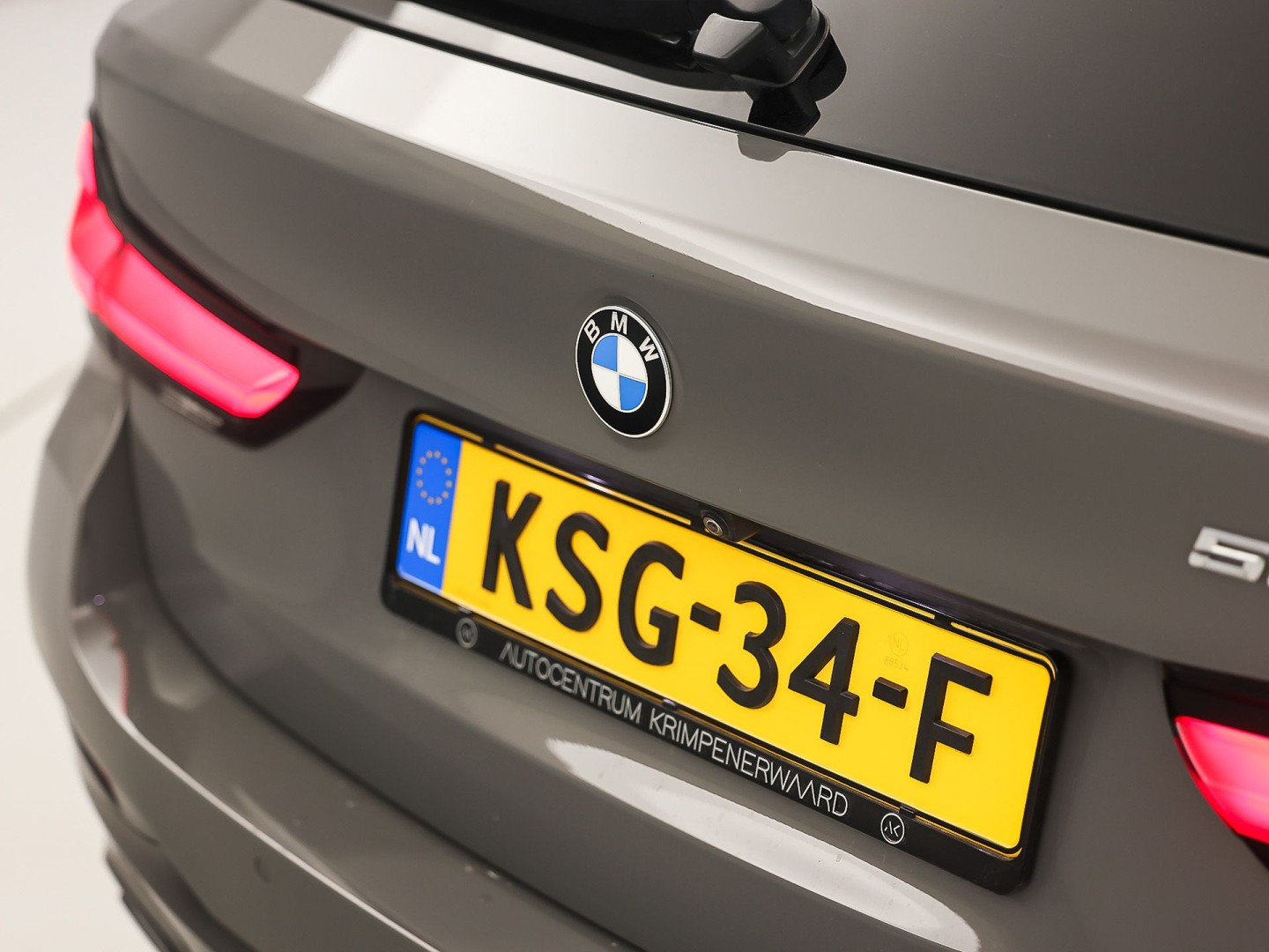 BMW 5 Serie 530e M Sport High Executive 293Pk (PANORAMADAK, M PAKKET, LASER LED, HEAD-UP DISPLAY, 360 CAMERA, MEMORY SEATS, HARMAN/KARDON, TREKHAAK ELEKTRISCH, STOELVERWARMING ACHTER, DISPLAY KEY, NIEUWSTAAT)
