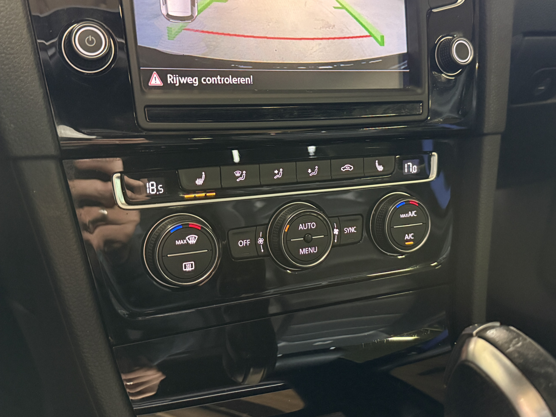 Volkswagen Golf 2.0 TSI R 4Motion | Camera | Panoramadak | 300PK | Stoelverwarming | Leder