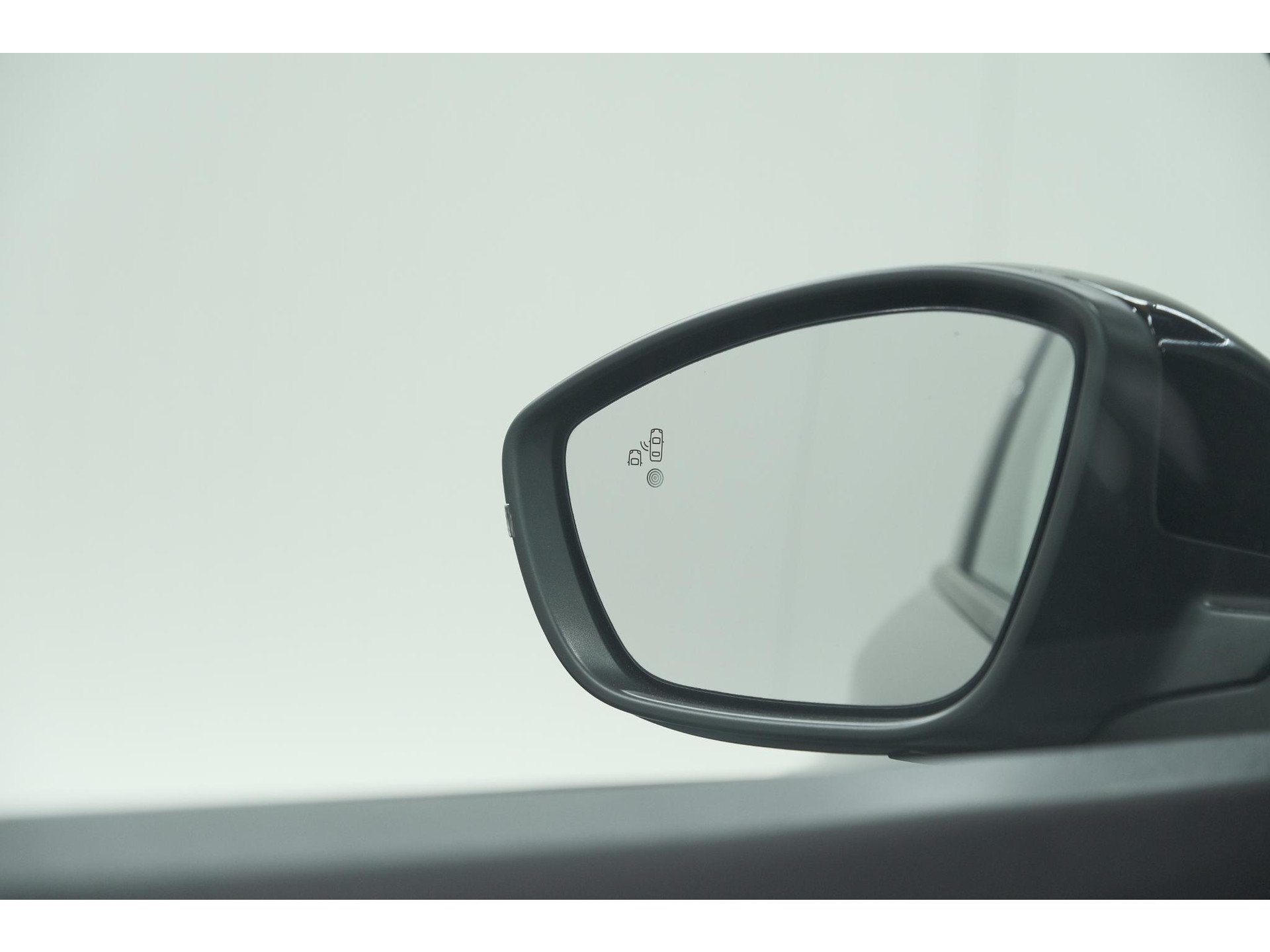 Peugeot 2008 Hybrid 136 e-DCS6 Allure | 360 Camera | Adaptieve Cruise Control | Dodehoekdetectie | Navigatie