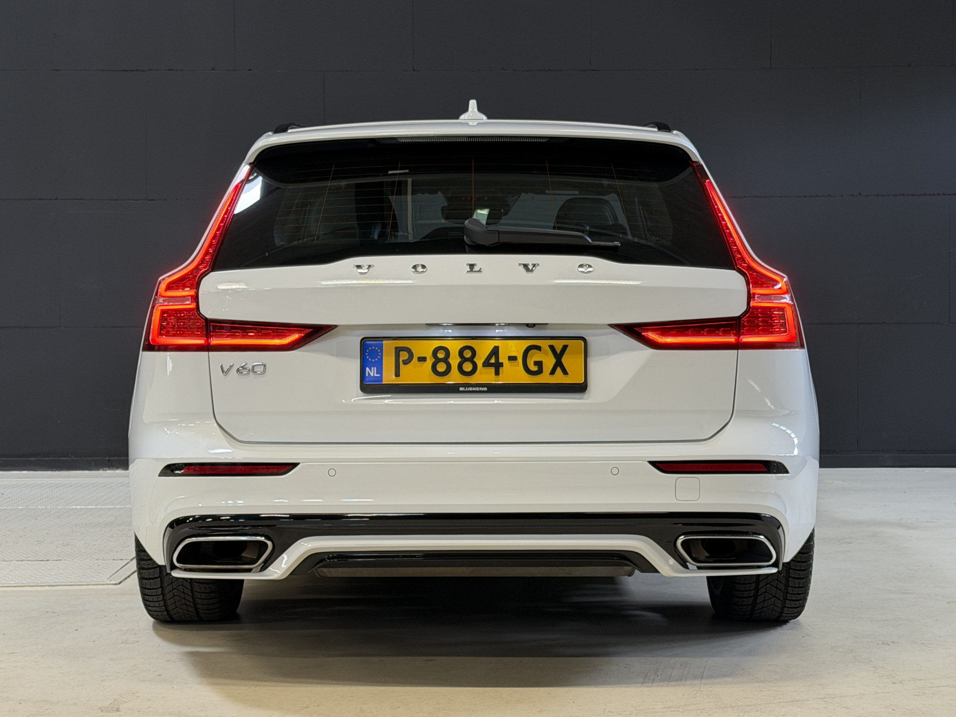 Volvo V60 2.0 T8 Recharge AWD R-Design | Elektr. trekhaak | Camera | Stoel/stuurverwarming | Carplay | Adaptive cruise