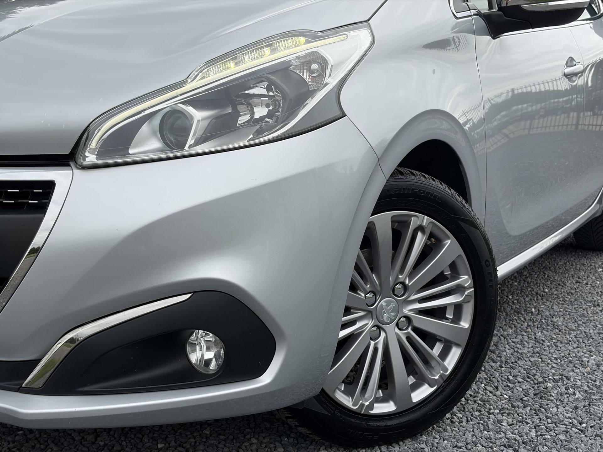 Peugeot 208 1.2 PureTech Blue Lease Executive ✓Dealer Onderhouden✓2e Eigenaar✓Navi✓Carplay✓Clima✓Cruise✓Pdc✓5 Deurs✓16'' Lm velgen✓N.A.P✓Apk tot 09-2027