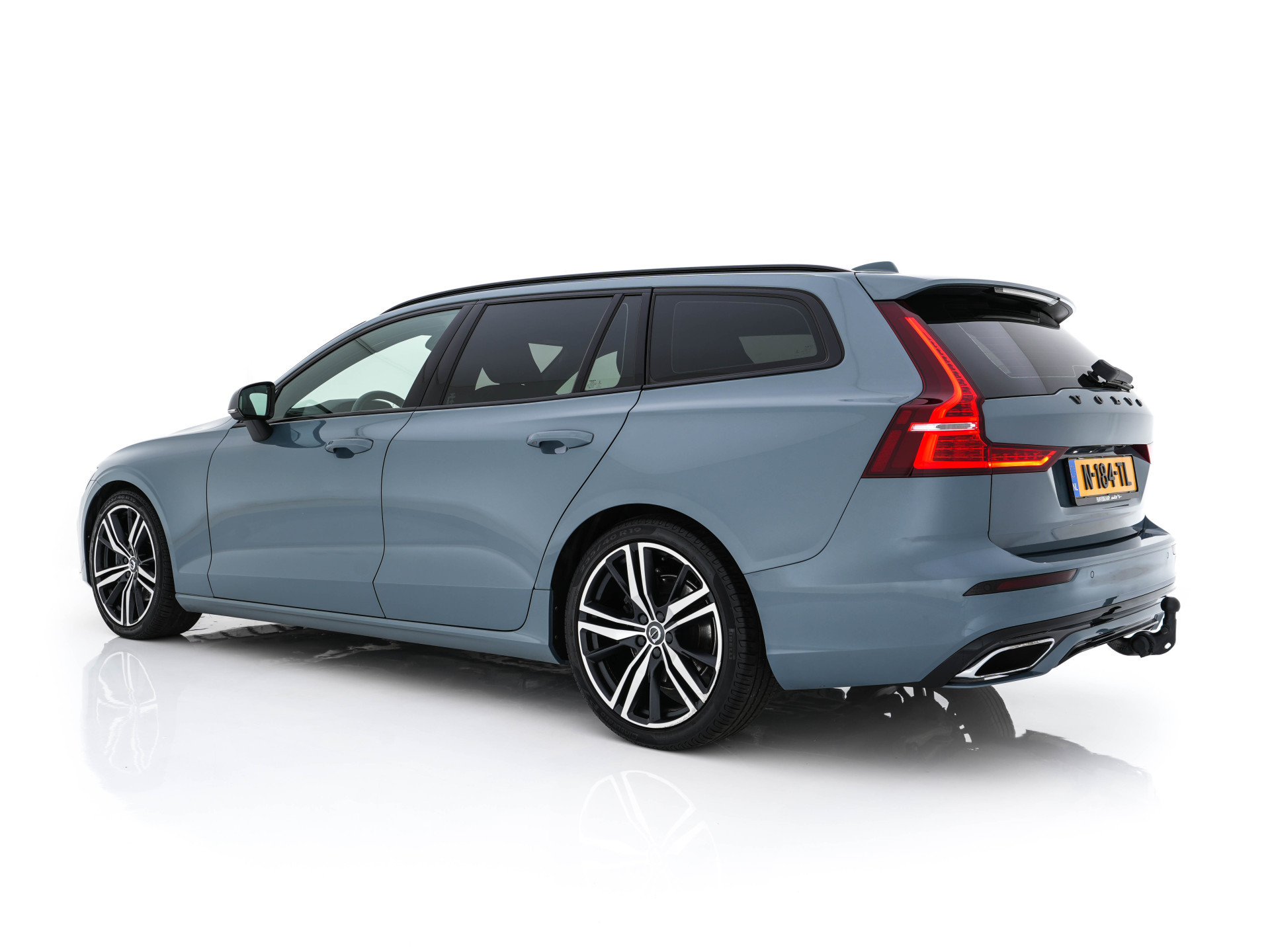 Volvo V60 2.0 B3 R-Design (INCL-BTW) *LEATHER-FABRIC | DIGI-COCKPIT | FULL-LED | MEMORY-PACK | HEATED-SPORTSEATS | LANE-ASSIST | NAVI-FULLMAP | CAMERA | DAB+ | PRIVACY-GLASS | ECC | PDC | TOWBAR | 19''ALU*