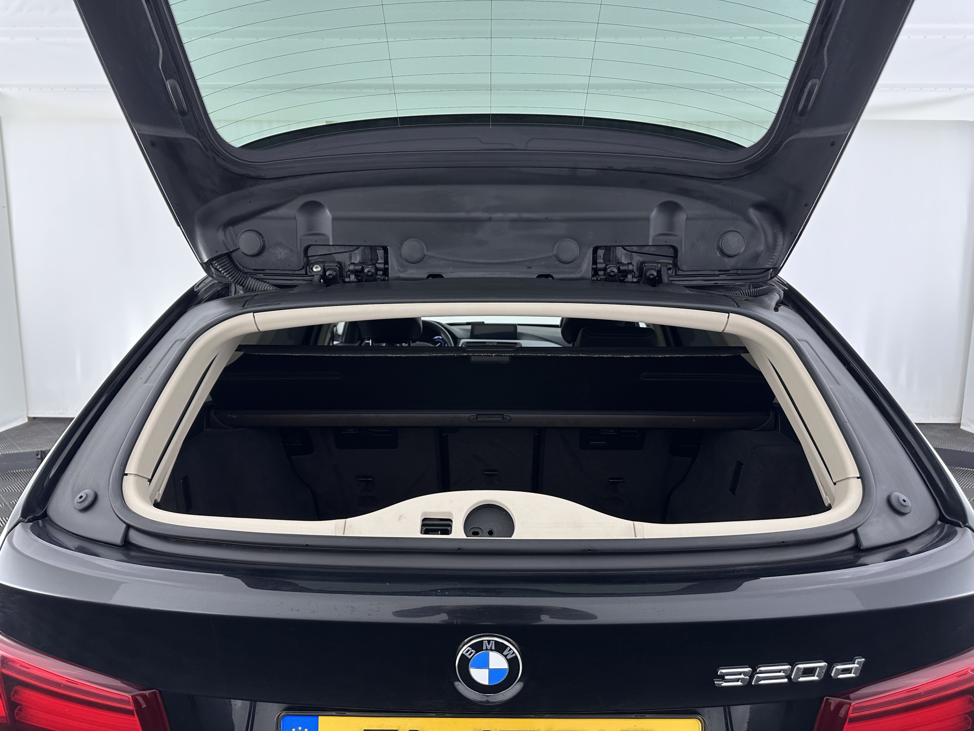 BMW 3-serie Touring 320d EDE Executive Aut. *PANO | LEATHER | FULL-LED | DIGI-COCKPIT | HEATED-SPORTSEATS | NAVI-FULLMAP | PRIVACY-GLASS | ECC | KEYLESS | LANE-ASSIST | PDC | CRUISE | TOWBAR | 18''ALU*