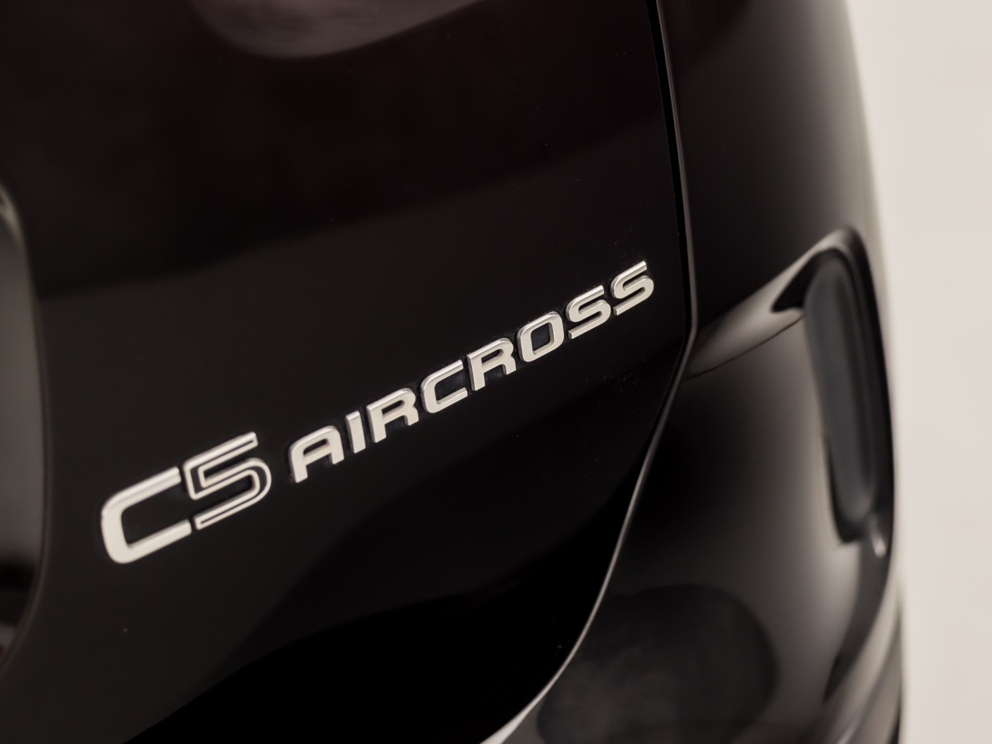 Citroën C5 Aircross 1.6 PureTech Sport 181Pk Automaat (APPLE CARPLAY, GROOT NAVI, 360 CAMERA, LM VELGEN, TREKHAAK, SPORTSTOELEN, KEYLESS, ADAPTIVE CRUISE, NIEUWSTAAT)