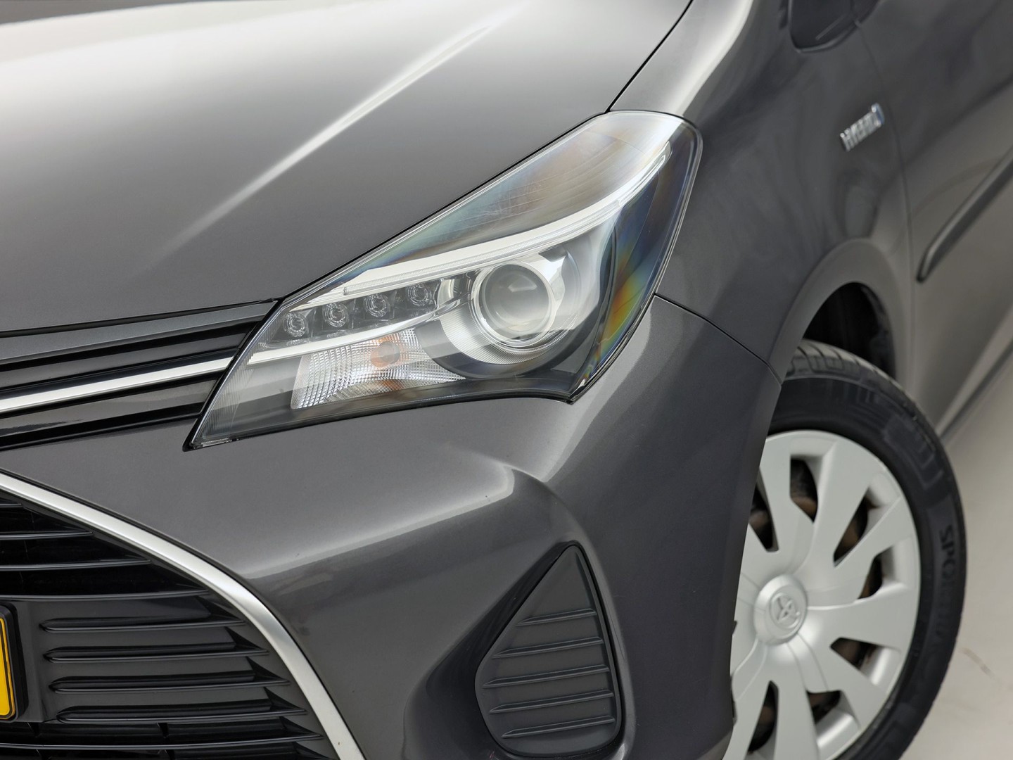 Toyota Yaris 1.5 Hybrid Sport Automaat (NAVIGATIE, CAMERA, CLIMATE, SPORTSTOELEN, CRUISE, ELEK PAKKET, NIEUWSTAAT)
