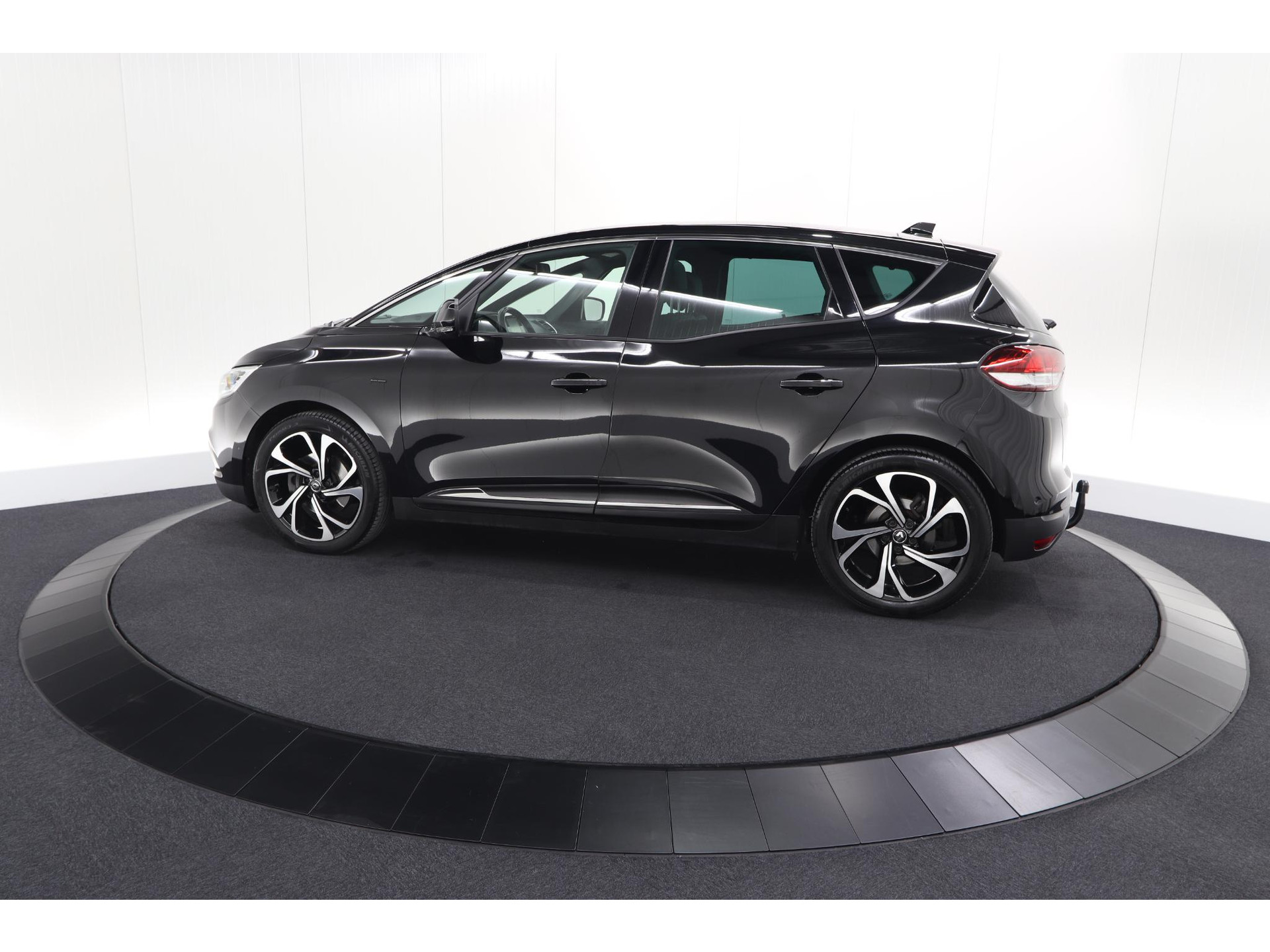 Renault Scénic TCE 160 EDC Black Edition | Trekhaak | Adaptieve Cruise Control | BOSE Premium Audio | Panoramadak