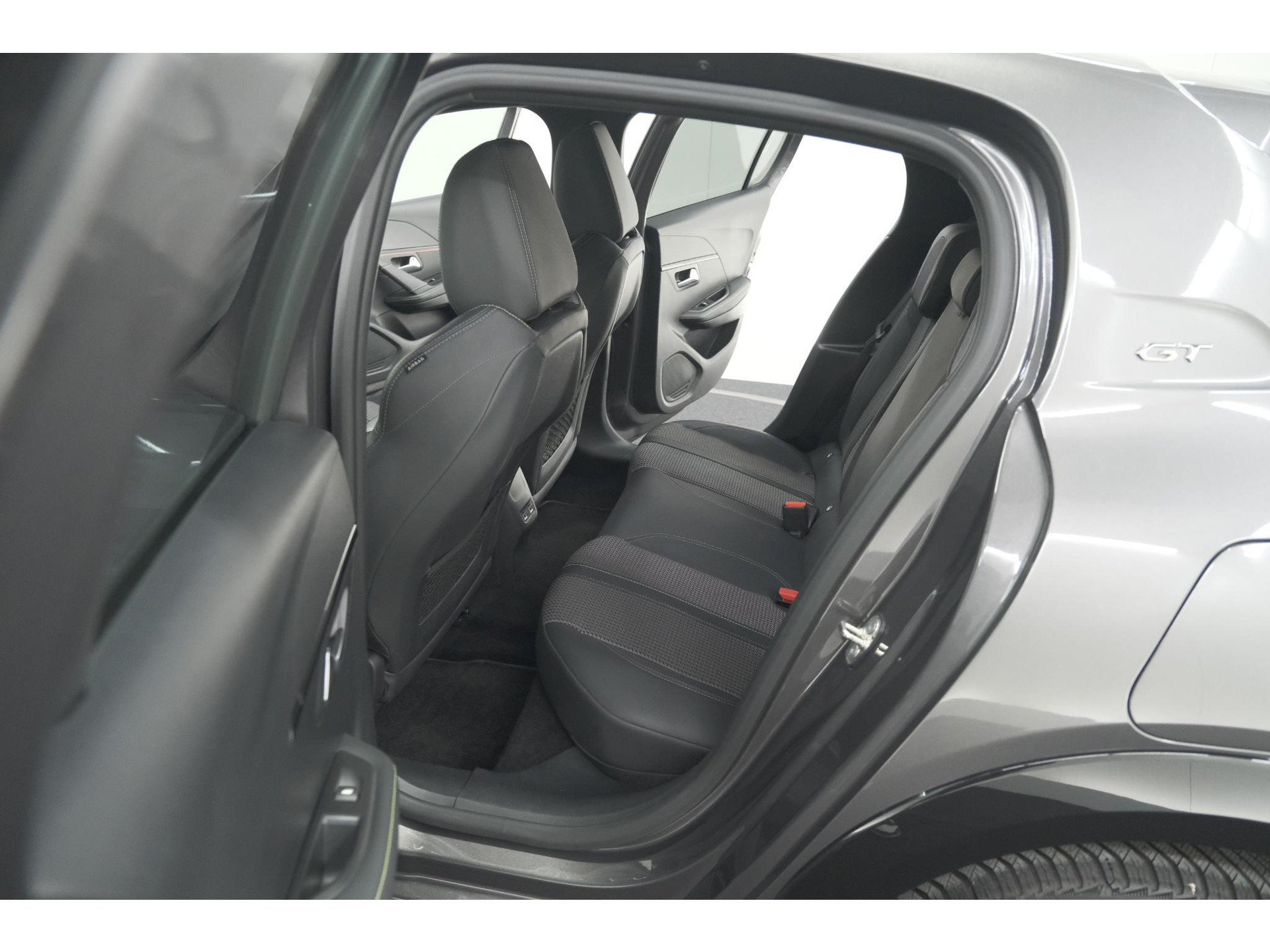 Peugeot 208 PureTech 100 EAT8 GT | Camera | Dodehoekdetectie | Navigatie | Apple Carplay