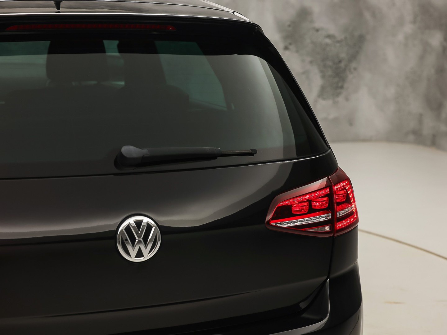 Volkswagen Golf 2.0 TSI GTI 220Pk Automaat (NAVIGATIE, CLIMATE, LEDER, STOELVERWARMING, SPORTSTOELEN, GETINT GLAS, XENON, NIEUWSTAAT)