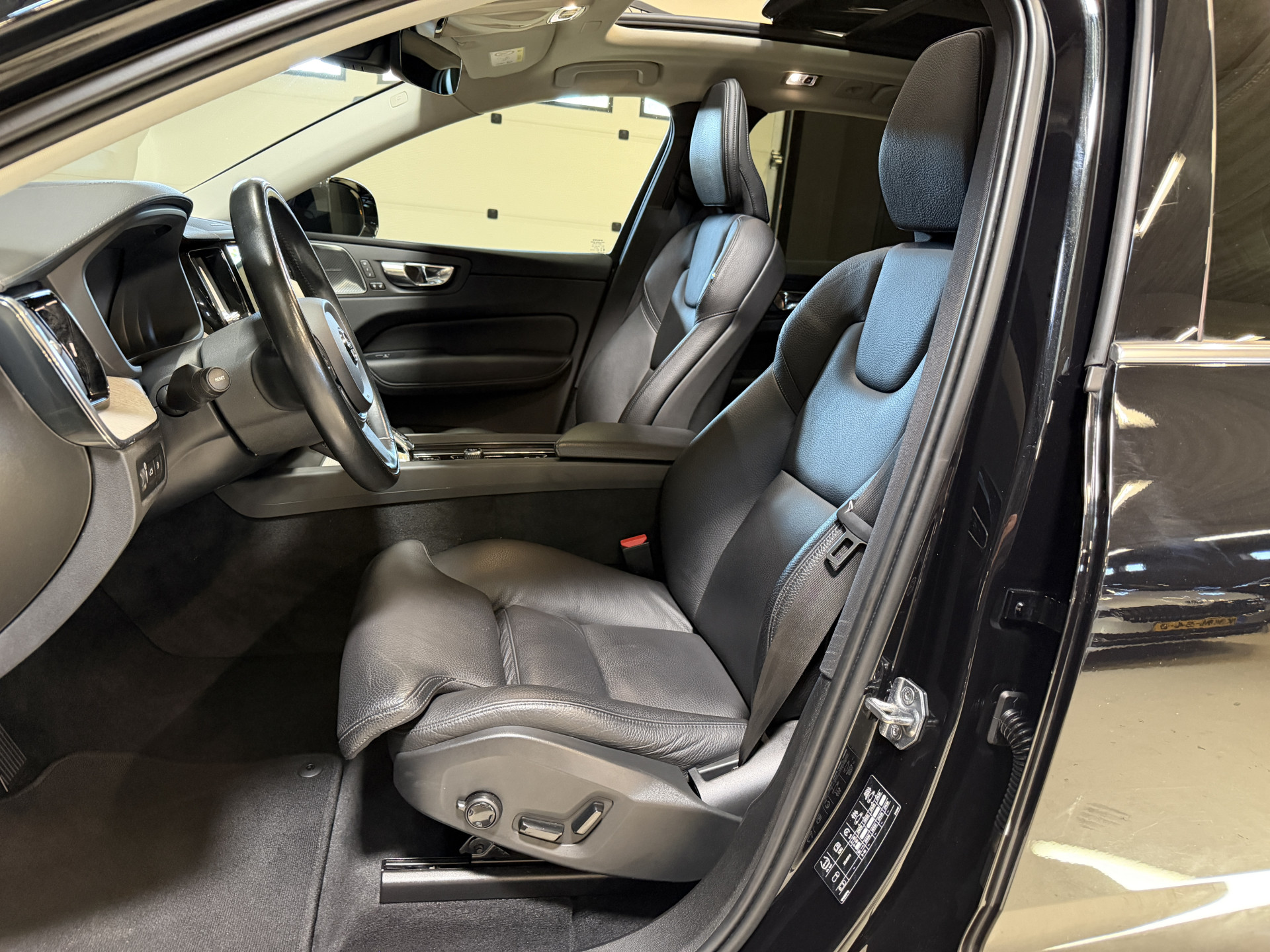 Volvo XC60 2.0 Recharge T8 AWD Inscription | Panoramadak | Elektr. trekhaak | Harman/Kardon | Camera | Stoel/stuurverwarming | Adapt. cruise
