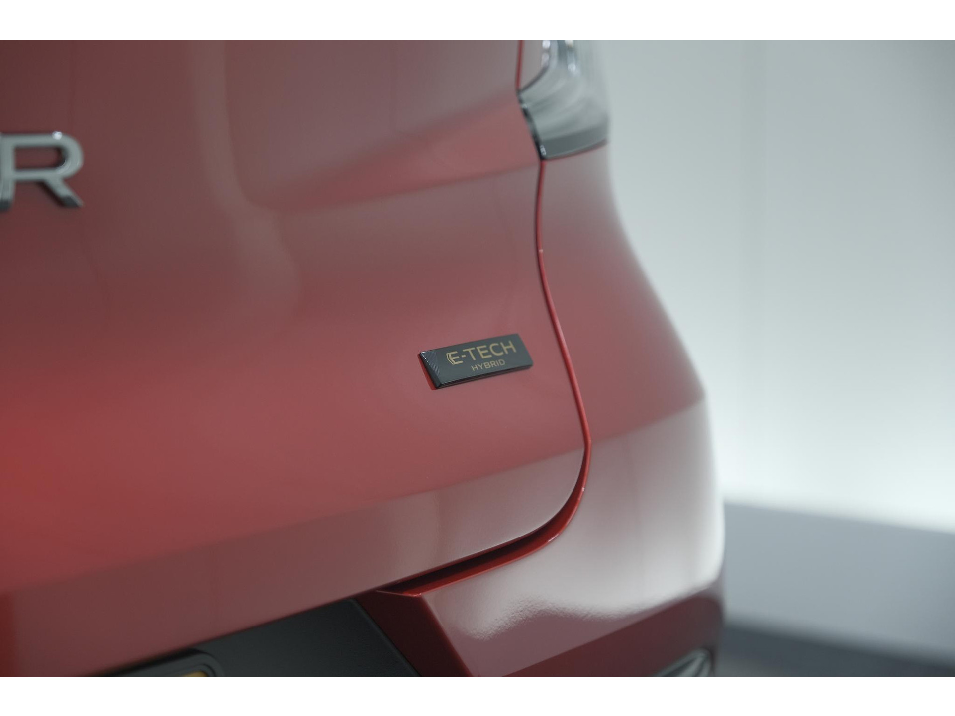 Renault Captur 1.6 E-Tech full hybrid 145 Techno | Advanced Driving | Camera | Dodehoekdetectie | Apple Carplay | 18 Inch Lichtmetalen Velgen