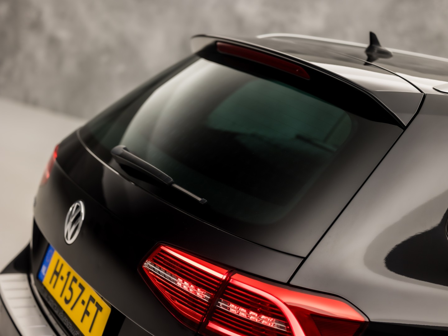 Volkswagen Passat Variant 1.5 TSI Highline Sportline 150Pk Automaat (VIRTUAL COCKPIT, APPLE CARPLAY, GROOT NAVI, CAMERA, LEDER/ALCANTARA, GETINT GLAS, KEYLESS, NIEUWSTAAT)