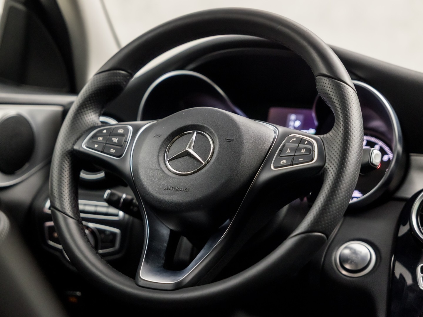 Mercedes-Benz C-Klasse 350 e AMG Sport 279Pk Automaat (NAVIGATIE, LUCHTVERING, ORG. NL, GETINT GLAS, ELEK SPORTSTOELEN, LEDER, CRUISE, KEYLESS START, TREKHAAK, NIEUWSTAAT)