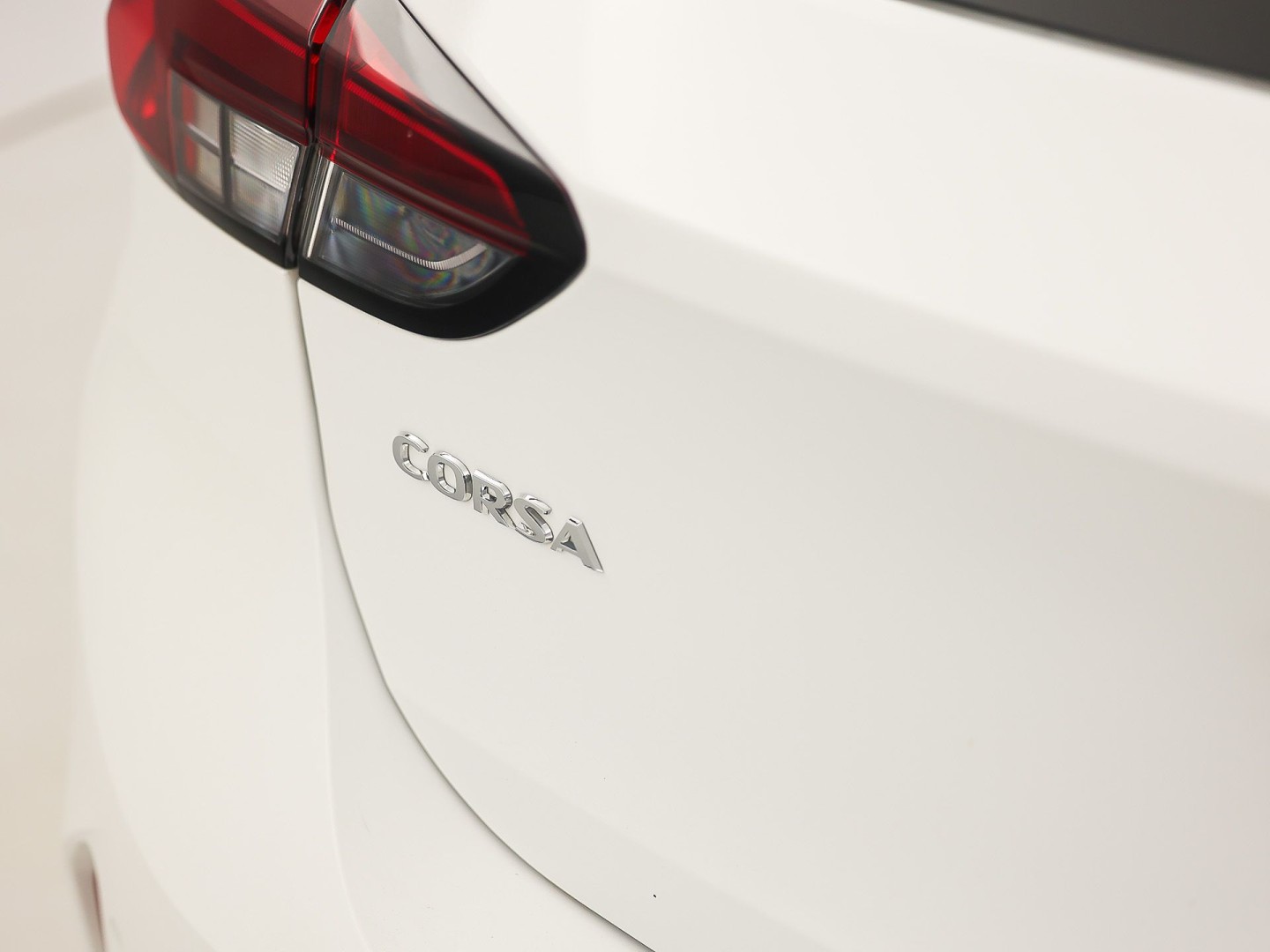 Opel Corsa 1.2 Sport Automaat (APPLE CARPLAY, GROOT NAVI, PARKEERSENSOREN, LEDER STUURWIEL, SPORTSTOELEN, LED KOPLAMPEN, LM VELGEN, CRUISE, NIEUWSTAAT)