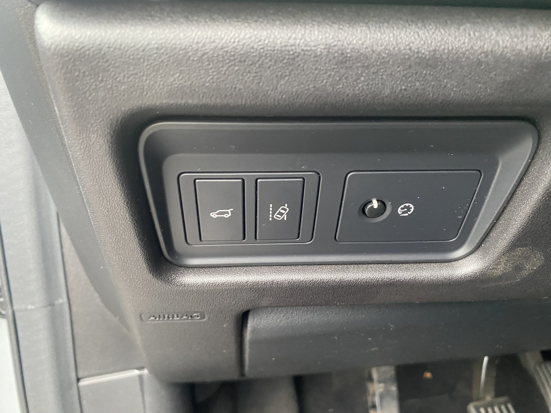 Land Rover Discovery Sport 2.0 TD4 HSE Luxury AWD [⚠️] *NAVI-FULLMAP | BI-XENON | LEATHER | MERIDIAN-SURROUND | CAMERA | ECC | PDC | CRUISE | LANE-ASSIST | MEMORY-PACK | PRIVACY-GLASS | TOWBAR | HEATED-COMFORTSEATS | LANE-ASSIST | 19"ALU*