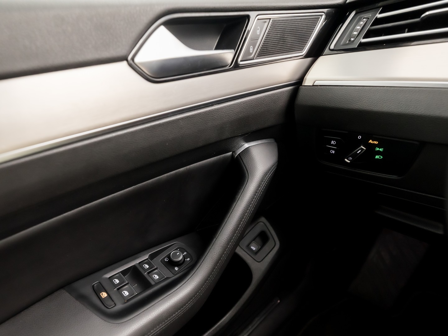 Volkswagen Passat Variant 1.4 TSI ACT Highline R 150Pk Automaat (VIRTUAL COCKPIT, APPLE CARPLAY, BLACK PACK, CAMERA, STOELVERWARMING, LEDER/ALCANTARA, GETINT GLAS, KEYLESS, ADAPTIVE CRUISE, NIEUWSTAAT)