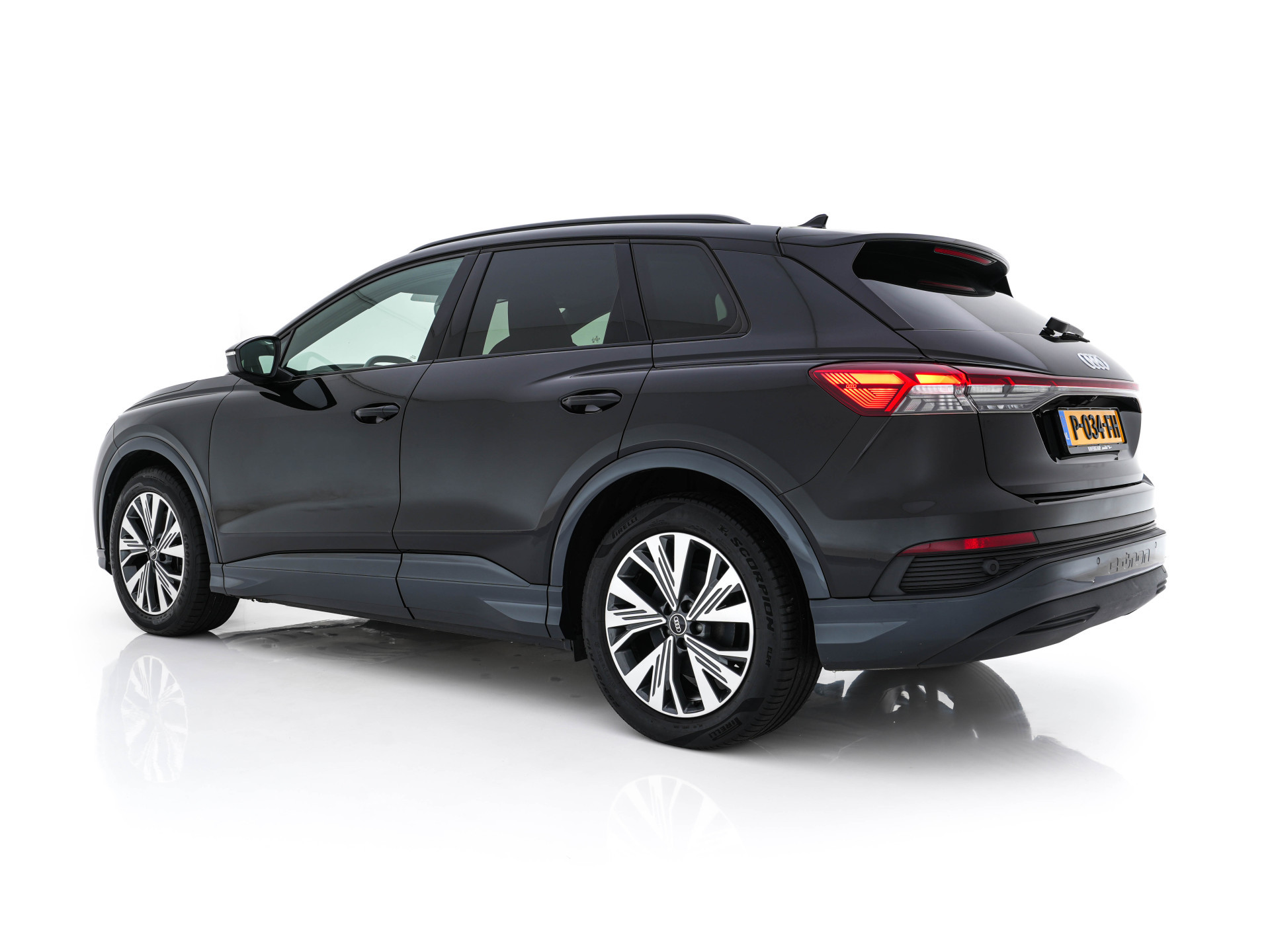 Audi Q4 e-tron 40 Launch edition Advanced Plus 77 kWh (3-Fase-11 kW) {SOH-93%} (INCL-BTW) *HEATPUMP | ADAPT-CRUISE | MATRIX-LED | NAVI-FULLMAP | KEYLESS | CAMERA | DIGI-COCKPIT | DAB | AMBIENT-LIGHT | HEATED-SPORTSEATS | SHIFT-PADDLES | PRIVACY-GLASS | 19