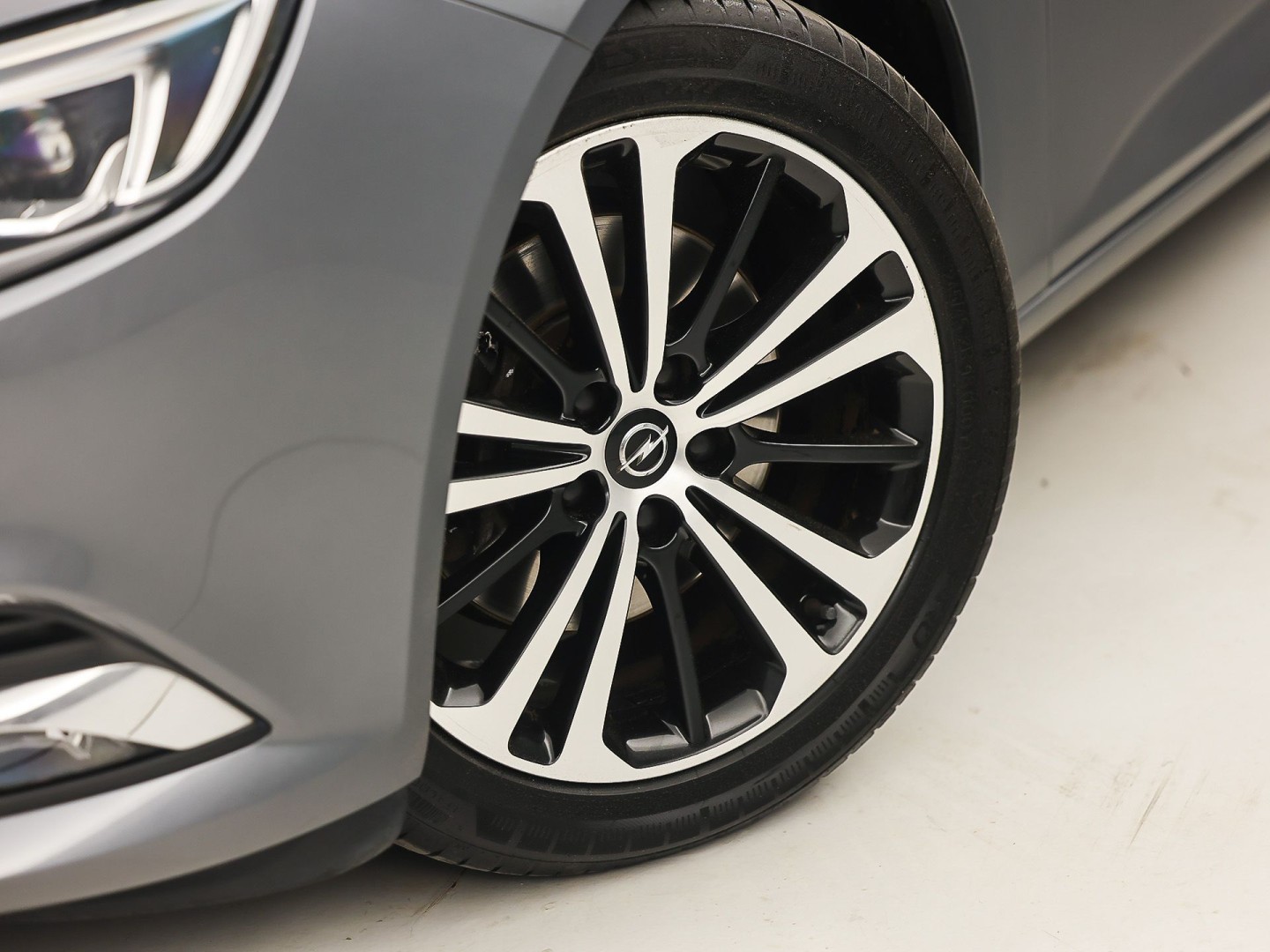 Opel Insignia 1.5 Turbo Business Executive 165Pk Automaat (APPLE CARPLAY, GROOT NAVI, CLIMATE, CAMERA, STUUR/STOELVERWARMING, ADAPTIVE CRUISE, SPORTSTOELEN, GETINT GLAS, TREKHAAK, NIEUWSTAAT)