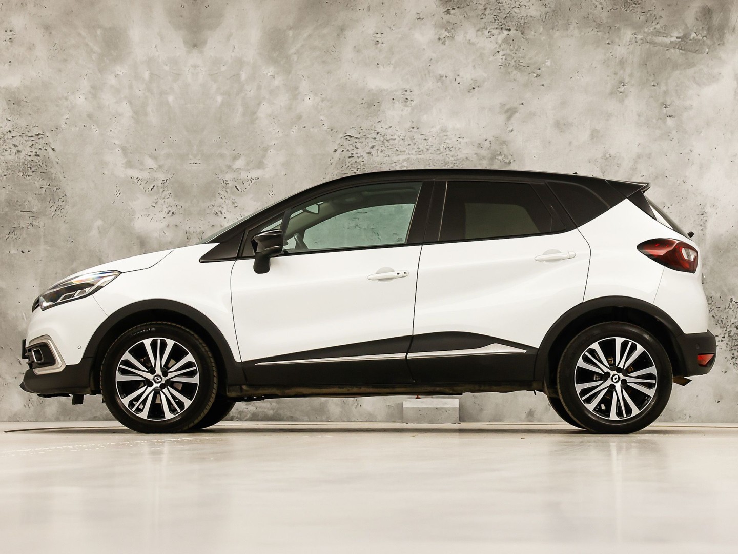Renault Captur 1.2 TCe Initiale Paris (PANORAMADAK, NAVIGATIE, LEDER, STOELVERWARMING, CLIMATE, CAMERA, SPORTSTOELEN, GETINT GLAS, CRUISE, NIEUWSTAAT)