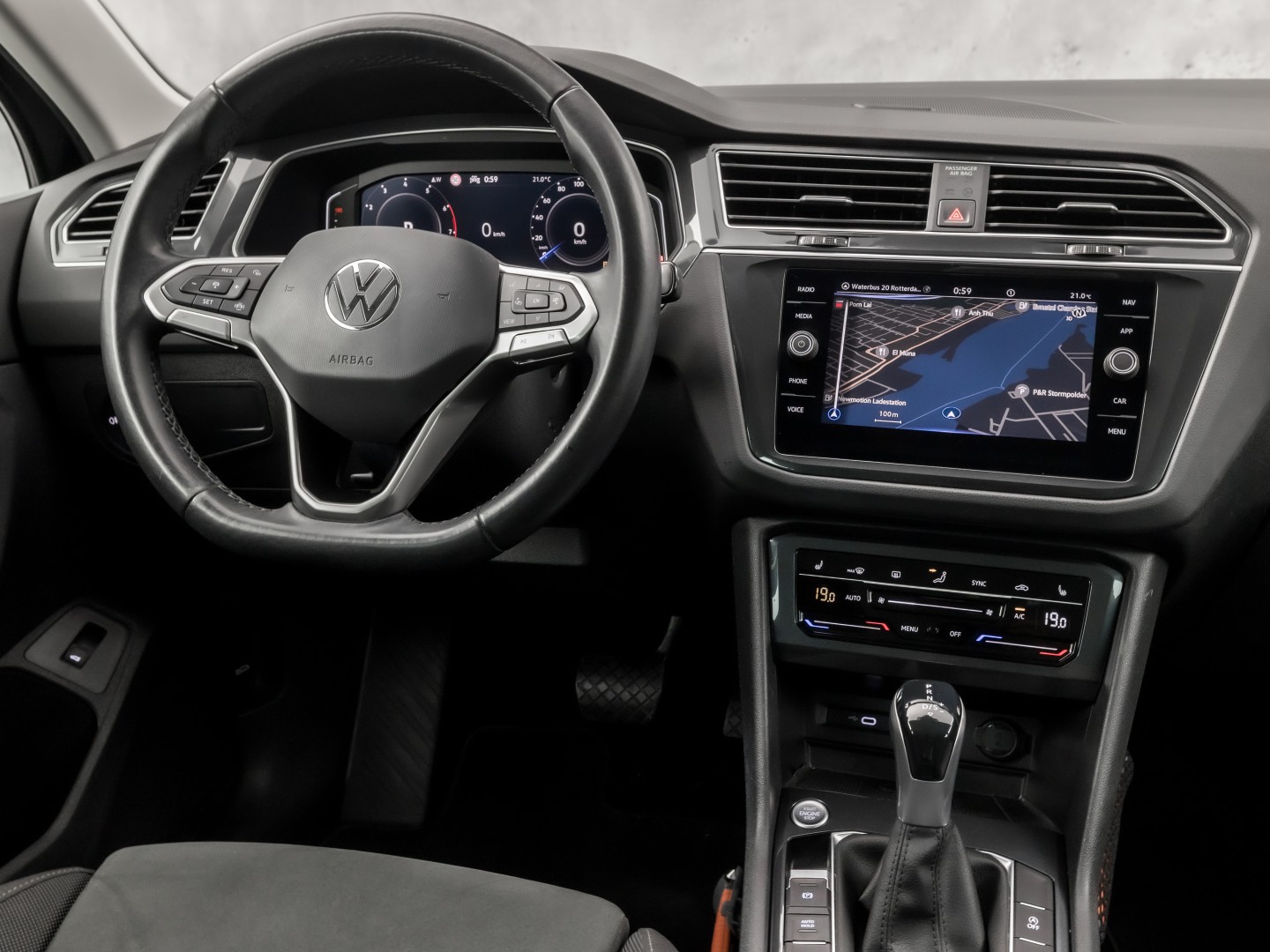 Volkswagen Tiguan 1.5 TSI Life Sport 150Pk Automaat (VIRTUAL COCKPIT, APPLE CARPLAY, CLIMATE, KEYLESS, STOELVERWARMING, SPORTSTOELEN, GETINT GLAS, ELEK ACHTERKLEP, ALCANTARA, NIEUWE APK, NIEUWSTAAT)